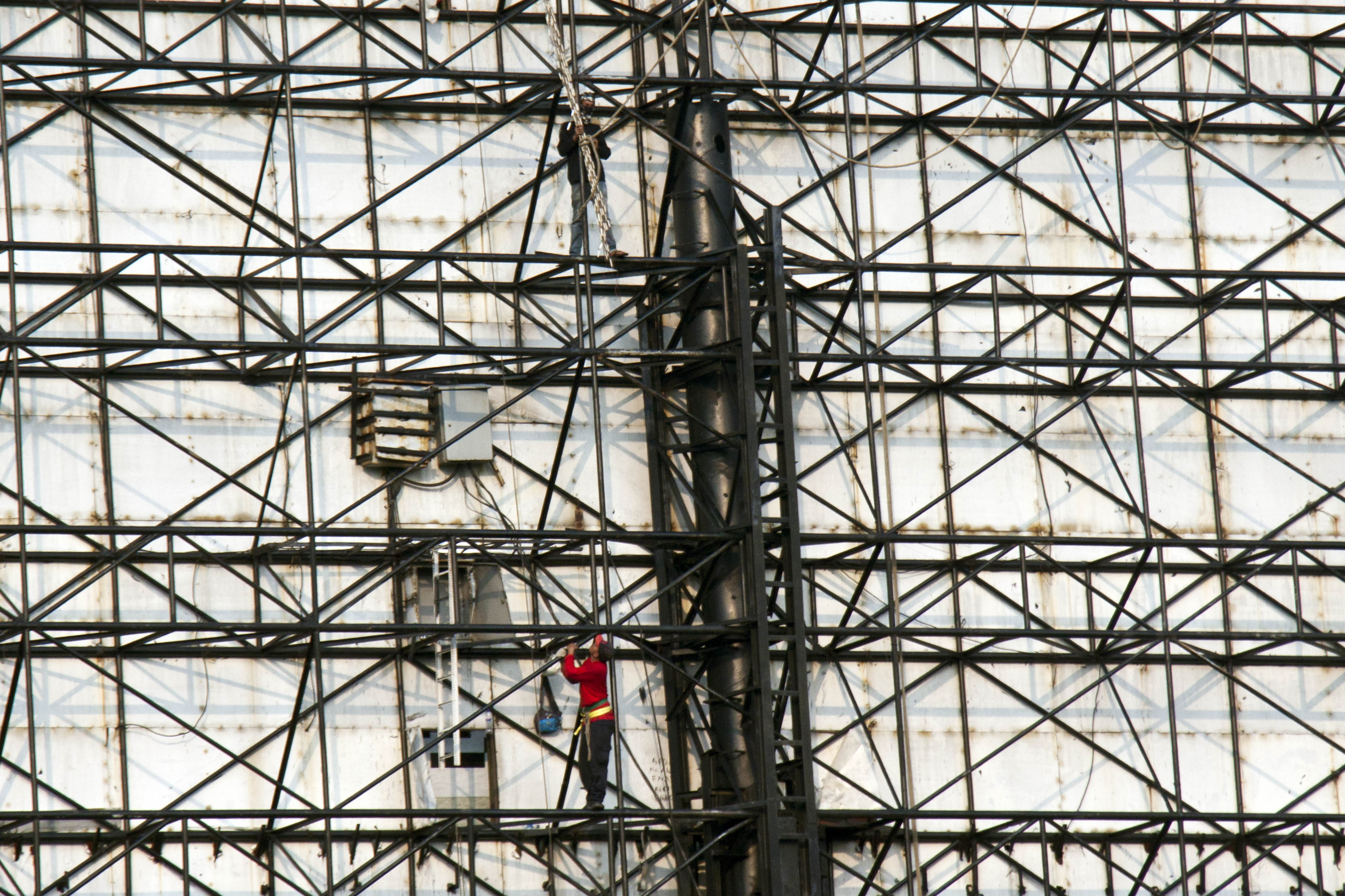 Maraknya reklame bodong di Cianjur membuat pendapatan asli daerah berkurang.