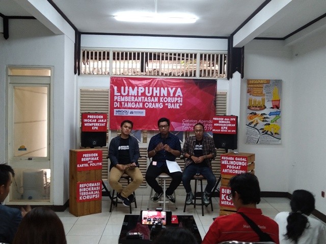 Suasana konferensi pers di kantor ICW, Kalibata, Minggu (29/12).