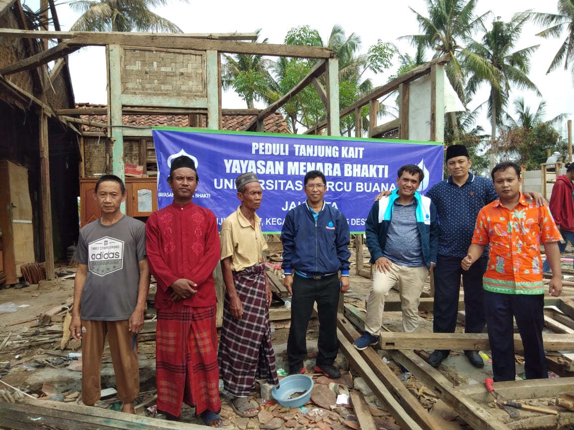 Tim peduli UMB menyalurkan bantuan kepada korban puting beliung di Kecamatan Mauk, Tangerang, Banten.