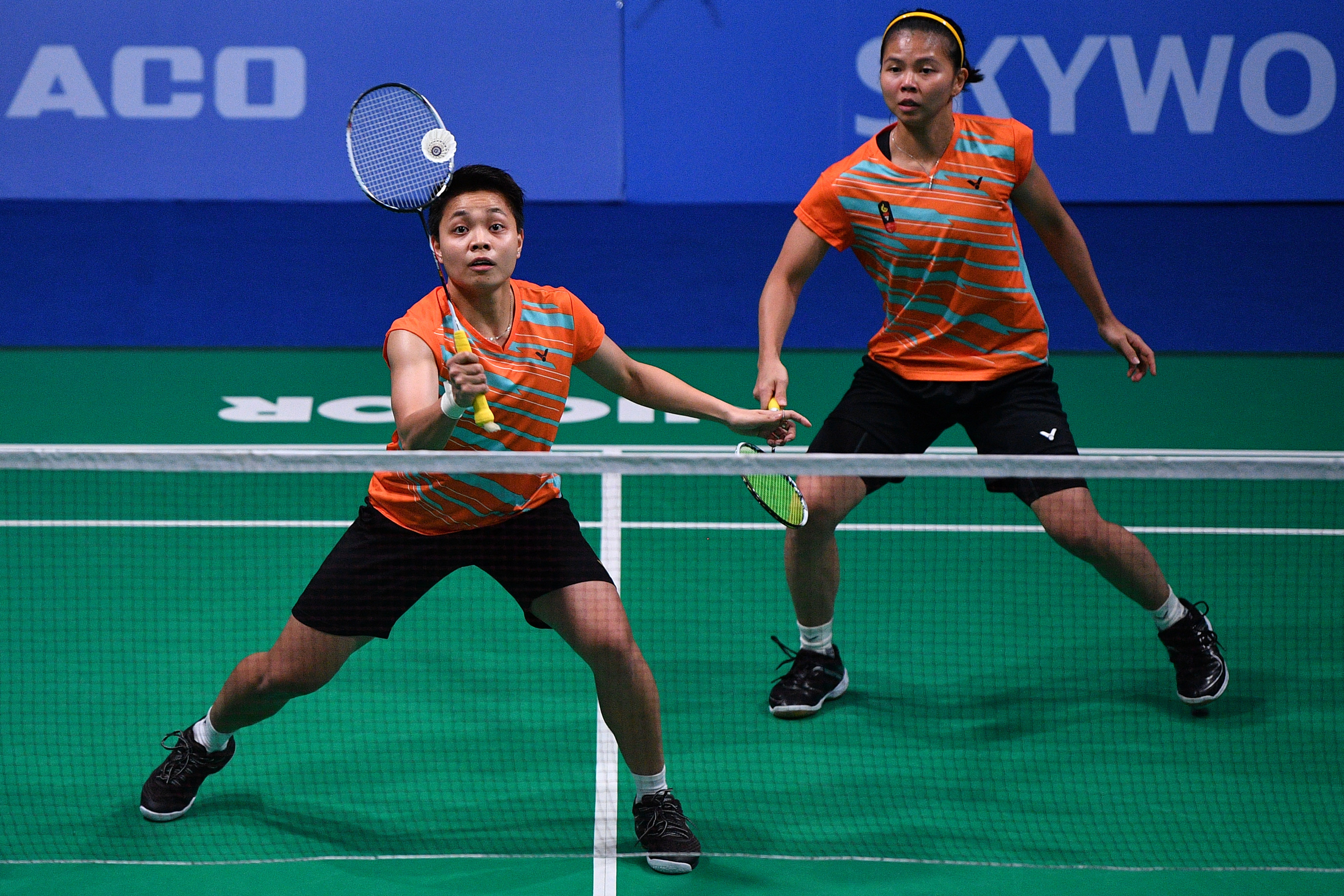 Ganda putri Indonesia Apriyani Rahayu (kiri) dan Greysia Polii mengembalikan kok ke arah ganda putri Thailand Chayanit dan Phataimas Muenwon