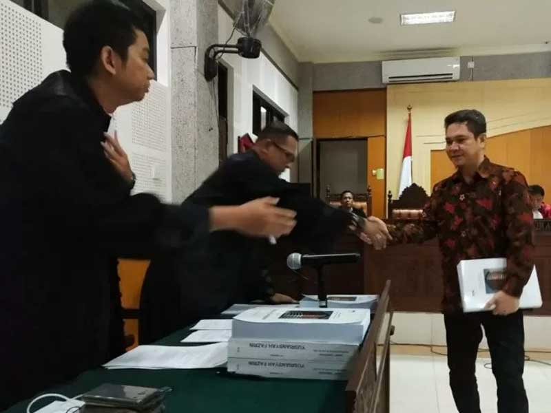 Terdakwa Kurniadie (kanan) bersalaman dengan Jaksa KPK usai mengikuti sidang tuntutannya di Pengadilan Negeri Tipikor Mataram, NTB.