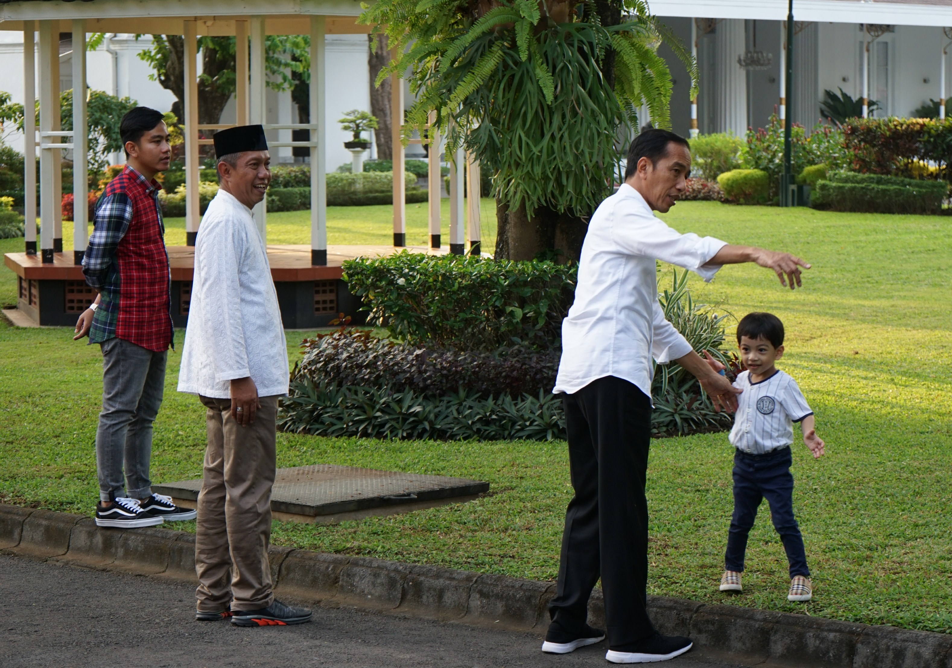Presiden Joko Widodo bersama cucunya mengunjungi Gedung Agung Yogyakarta, beberapa waktu lalu