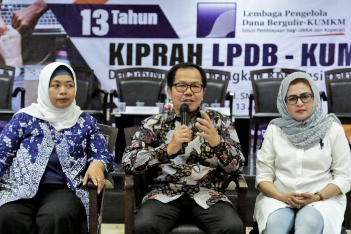 Direktur Utama LPDB-KUMKM Braman Setyo (tengah).