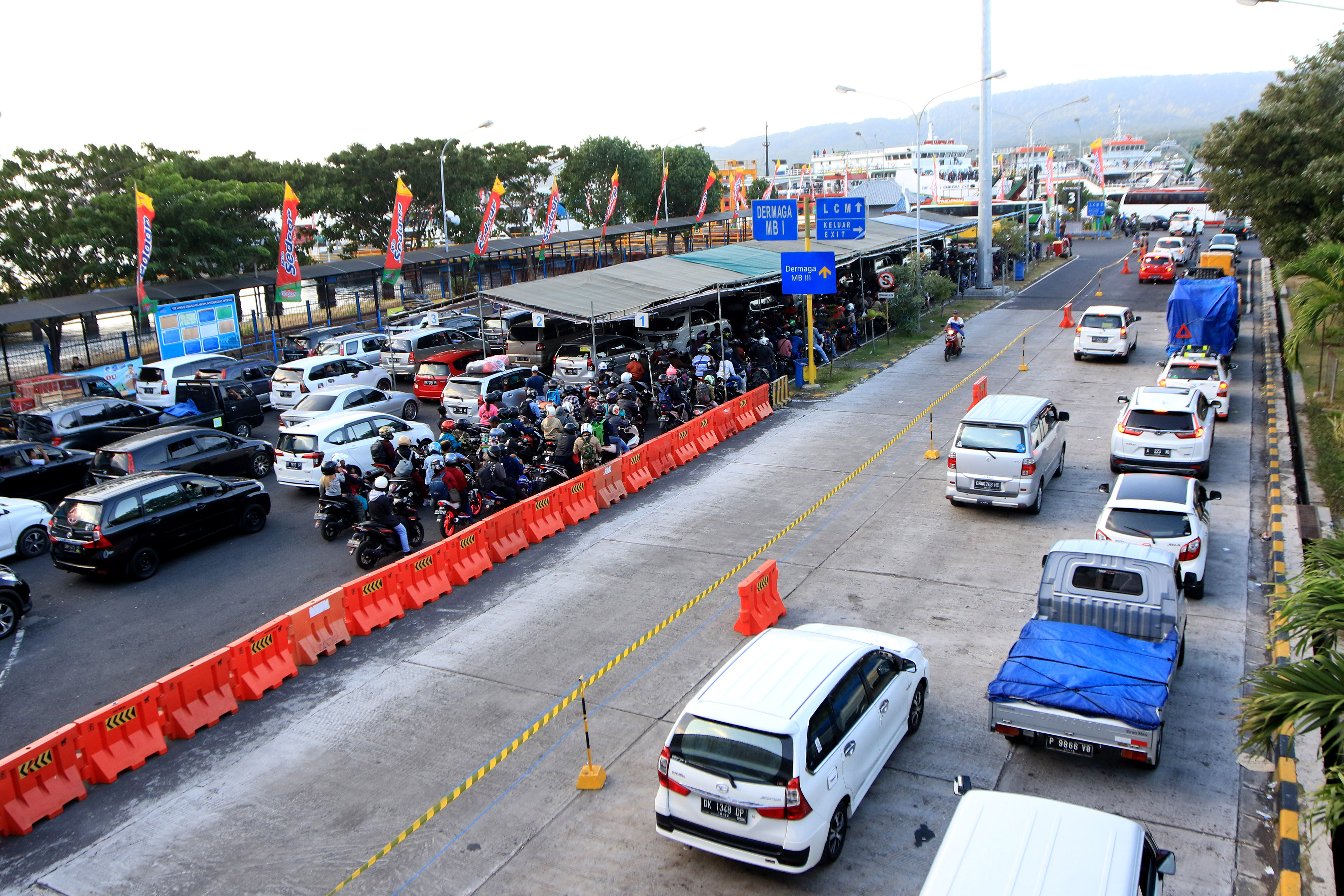 Selama liburan Natal dan Tahun Baru jumlah kendaraan masuk ke Pelabuhan Gilimanuk meningkat 8 persen. 