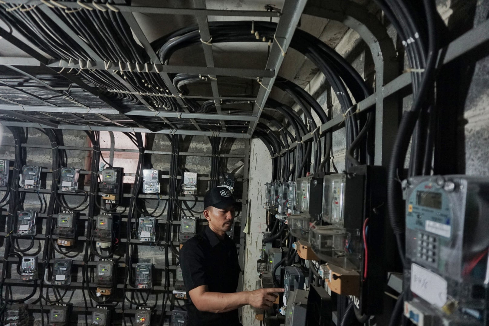 Petugas memeriksa meteran listrik di Rusunawa Benhil II, Jalan Penjernihan, Jakarta Pusat, Kamis (28/11).