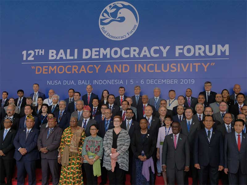 Menteri Luar Negeri Retno Marsudi (tengah) berfoto bersama menteri dan delegasi dari berbagai negara pada pembukaan Bali Democracy Forum.