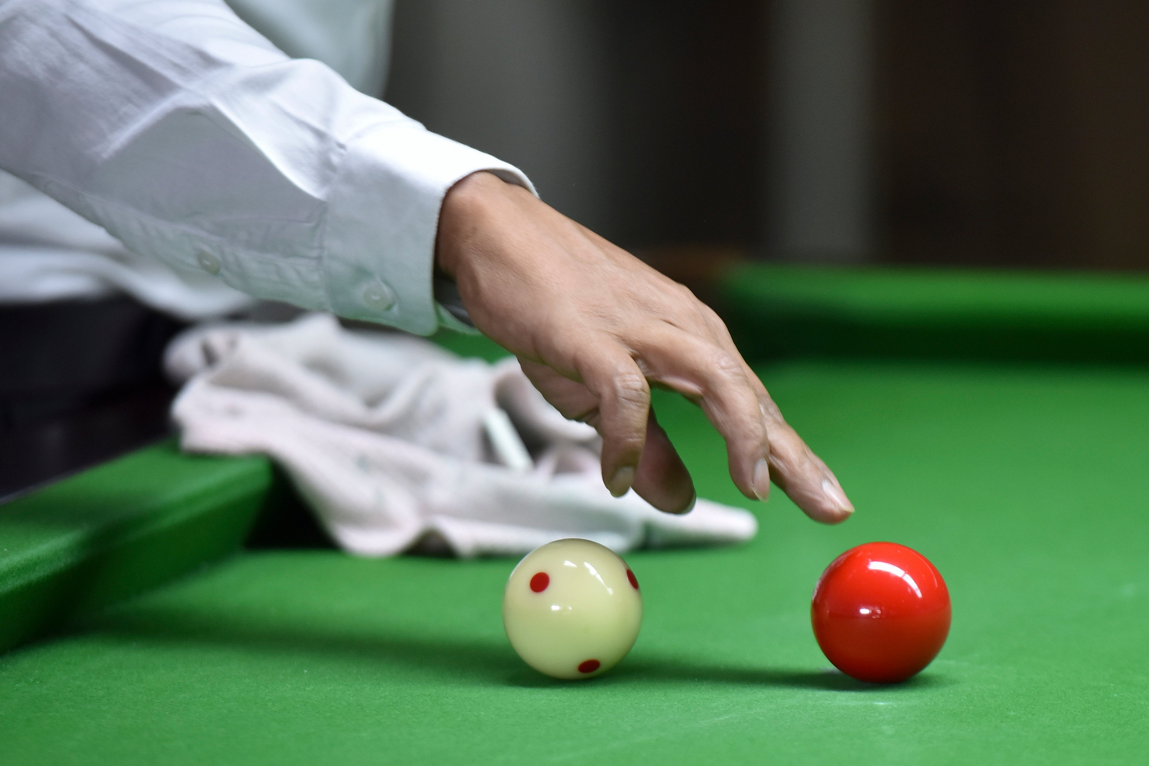 Pebiliar Indonesia Ismail Kadir menaklukkan Carlo Biado  pebiliar juara dunia 2017 dengan skor telak, 9-2.