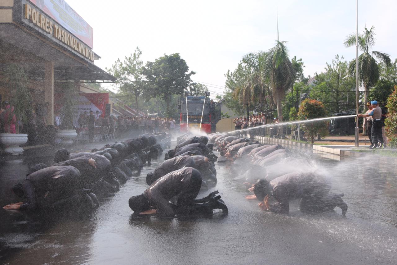 Diguyur Air Bentuk Syukuran Puluhan Polisi Polres Tasikmalaya 