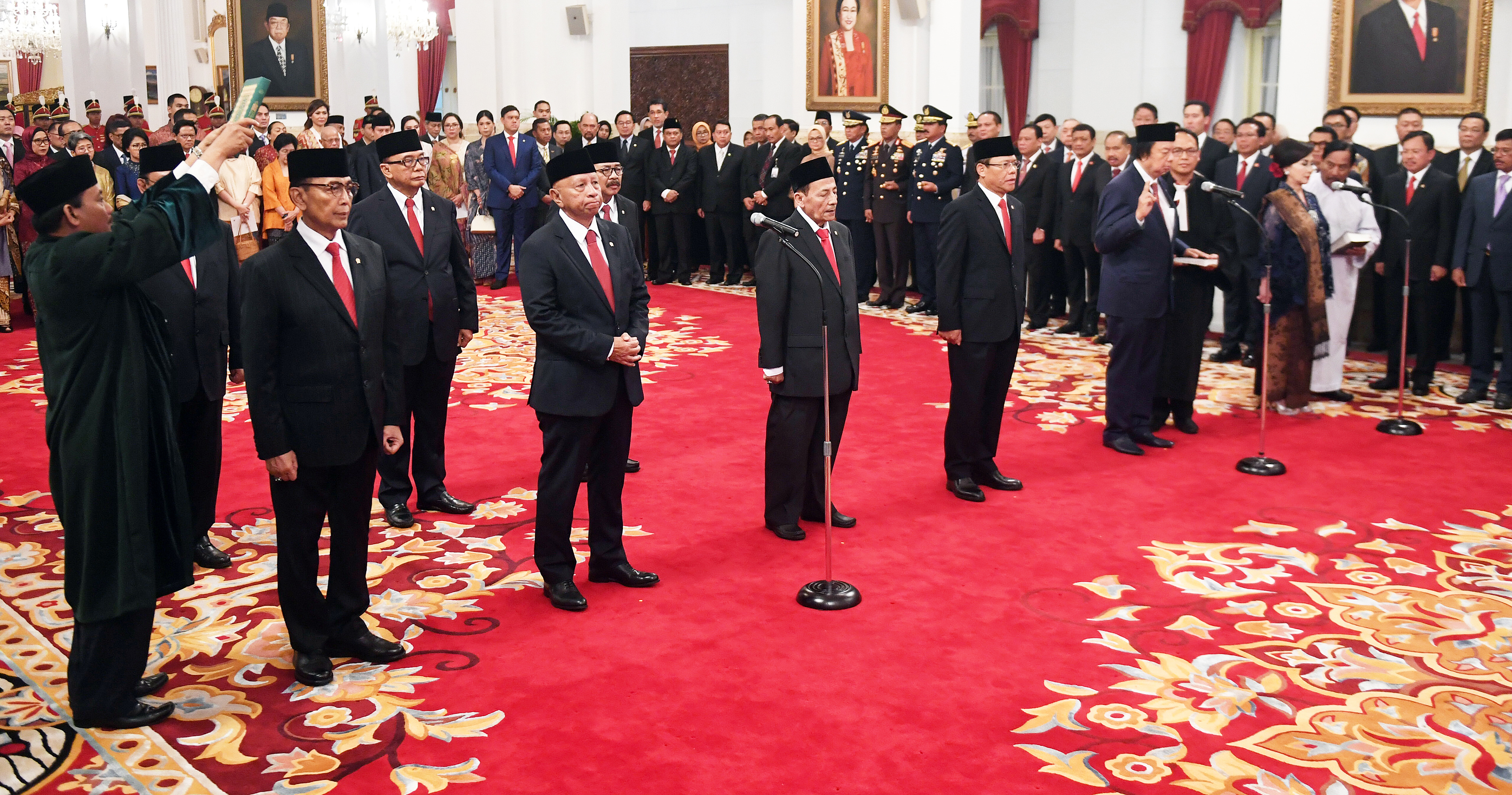 Anggota Dewan Pertimbangan Presiden membacakan sumpah saat upacara pelantikan di Istana Merdeka, Jakarta, Jumat (13/12).