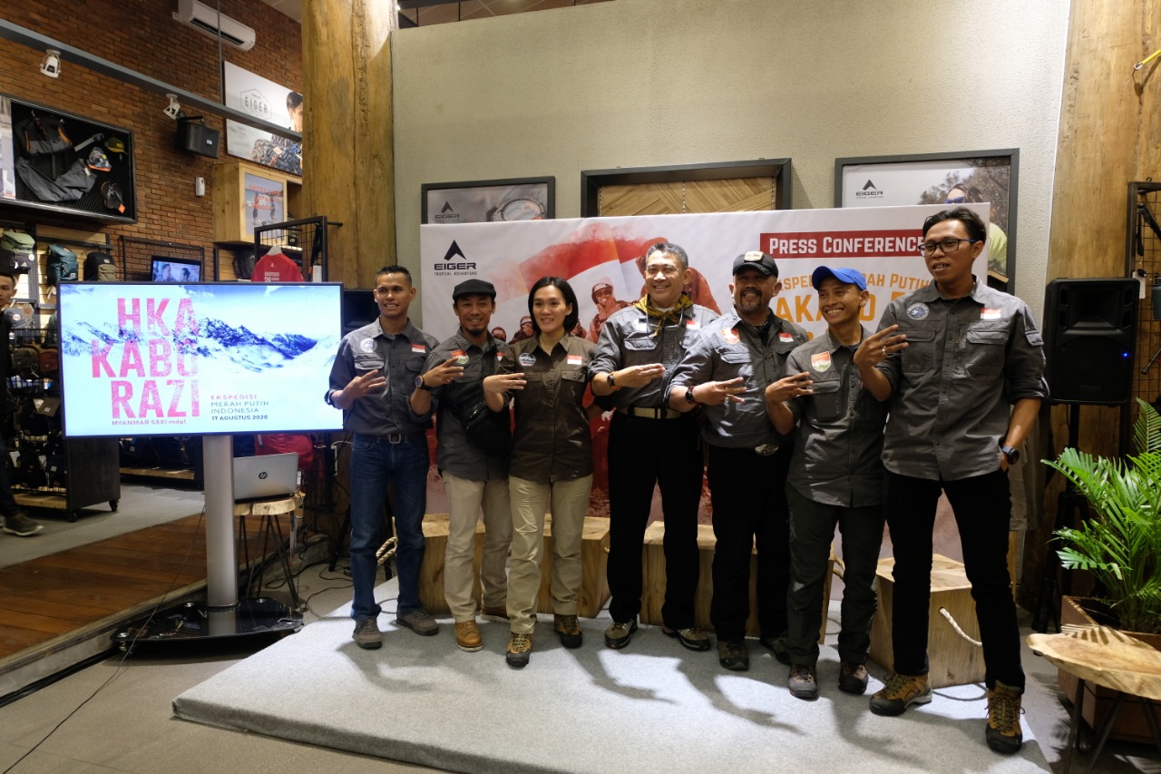 Ketua Umum Ekspedisi Mayjen TNI Asrobudhi (tengah), Ketua Pelaksana Ekspedisi Galih Donikara (ketiga dari kanan), bersama para ekspeditor. 