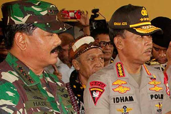 Panglima TNI Marsekal TNI Hadi Tjahjanto (kiri), Kapolri Jenderal Pol Idham Azis (kanan).