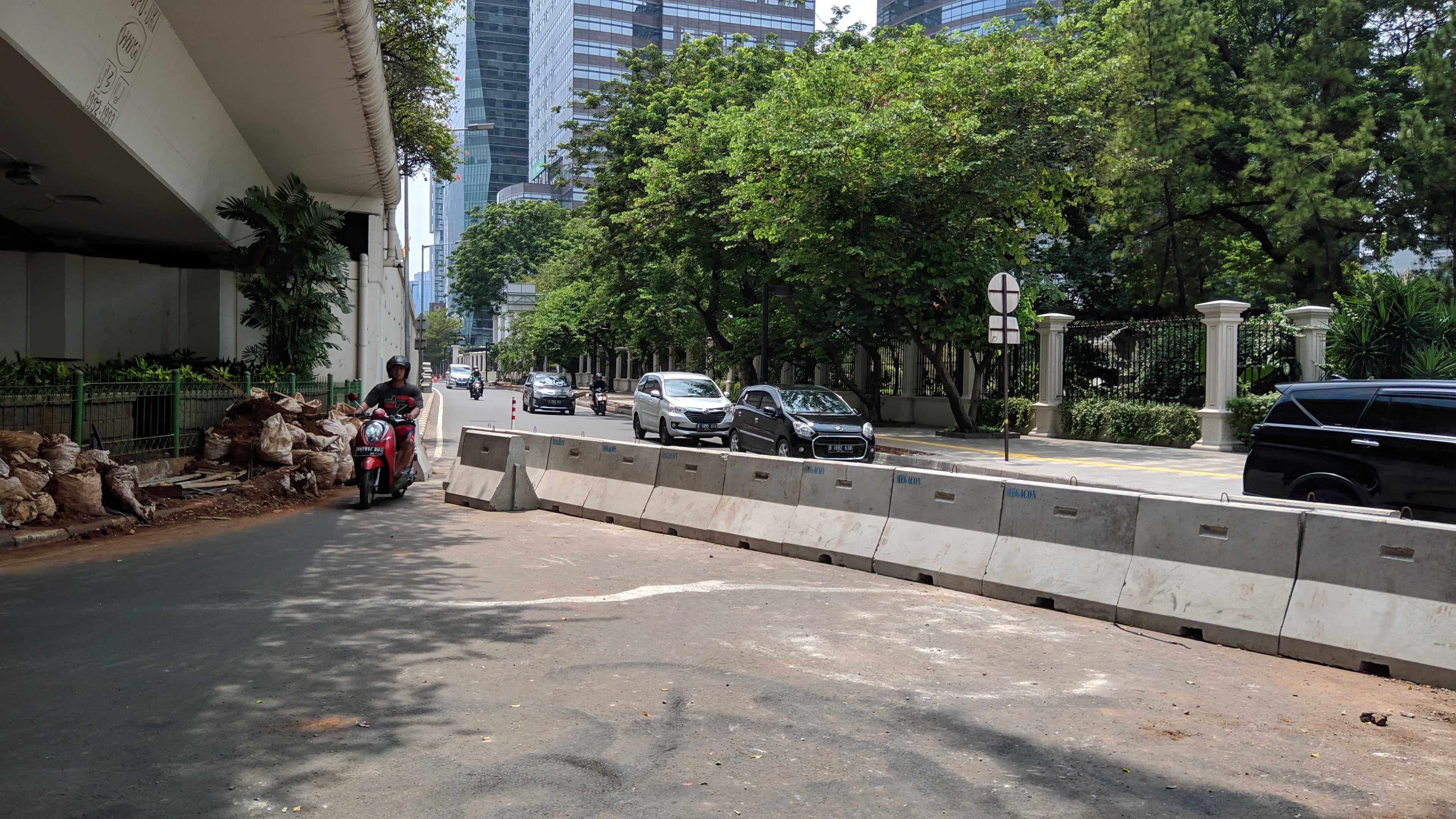 Kondisi putar balik (u-turn) di bawah fly over Jalan Dr Satrio, Jakarta Selatan pada Minggu (8/12).