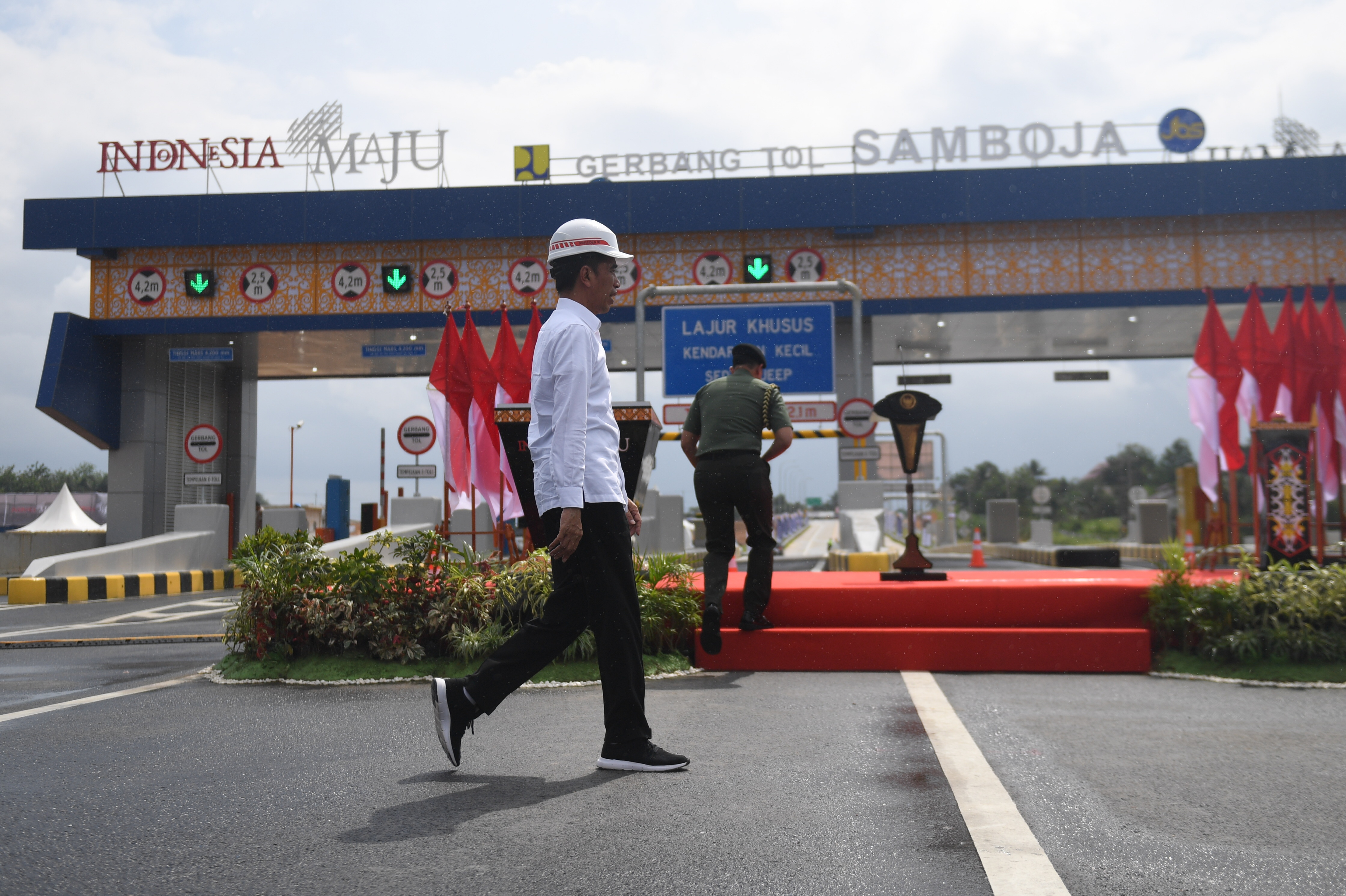 Presiden Joko Widodo meresmikan Jalan Tol Balikpapan-Samarinda di Samboja, Kutai Kartanegara, Kalimantan Timur, Selasa (17/12/2019). 