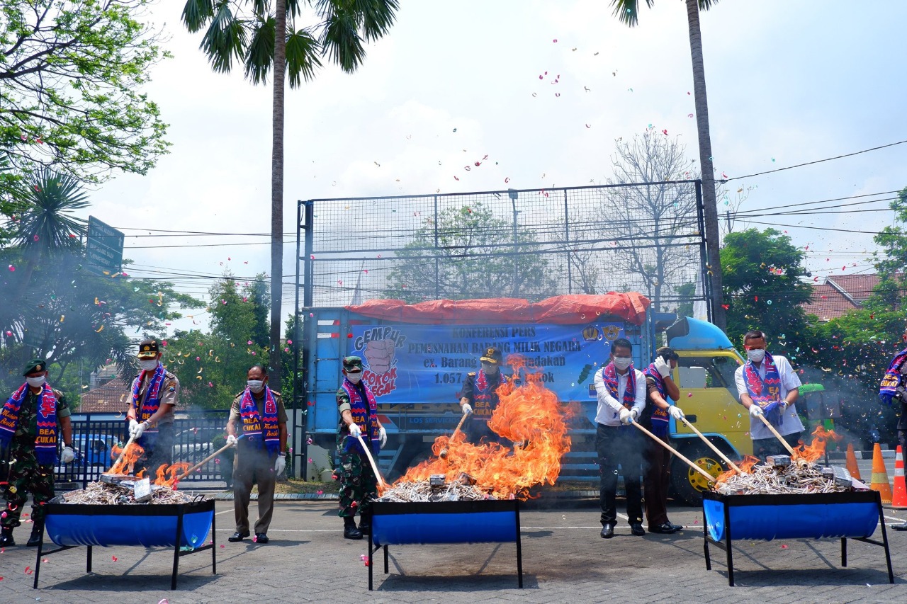 Bea Cukai di berbagai daerah melakukan pemusnahan barang ilegal hasil penindakan yang menjadi sinergi dengan aparat penegak hukum lainnya.