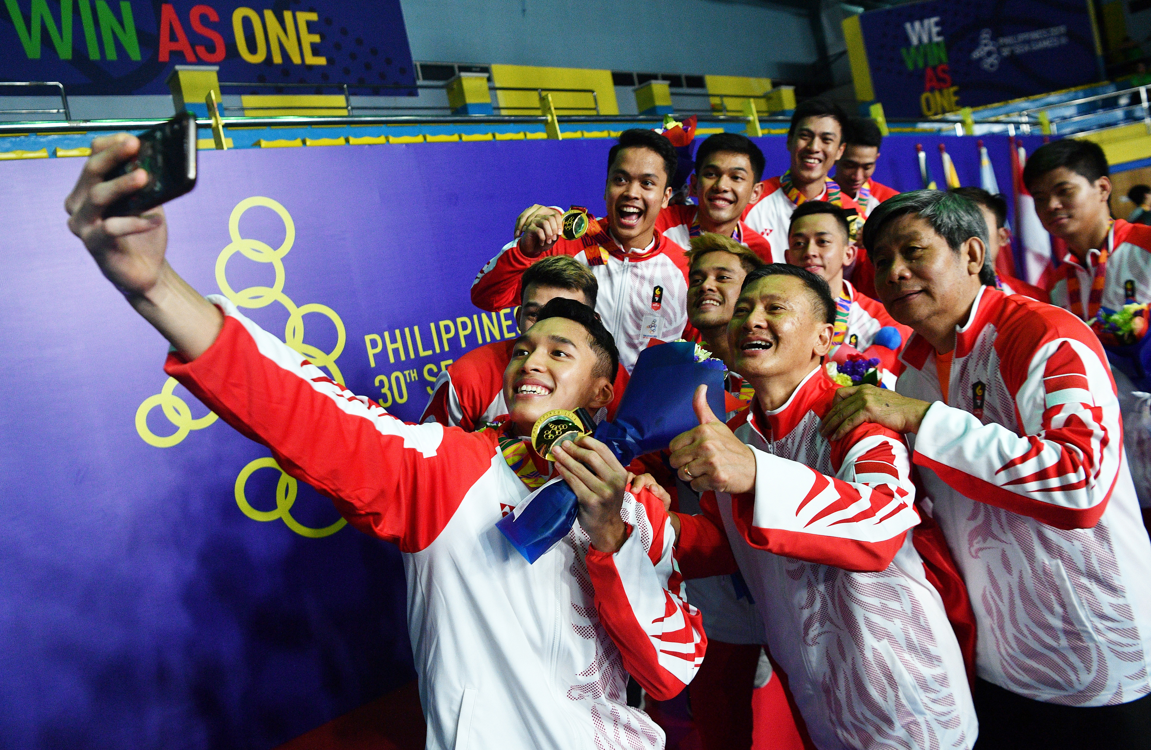 Timnas bulu tangkis putra Indonesia melakukan swafoto seusai menjuarai nomor beregu putra SEA Games 2019.