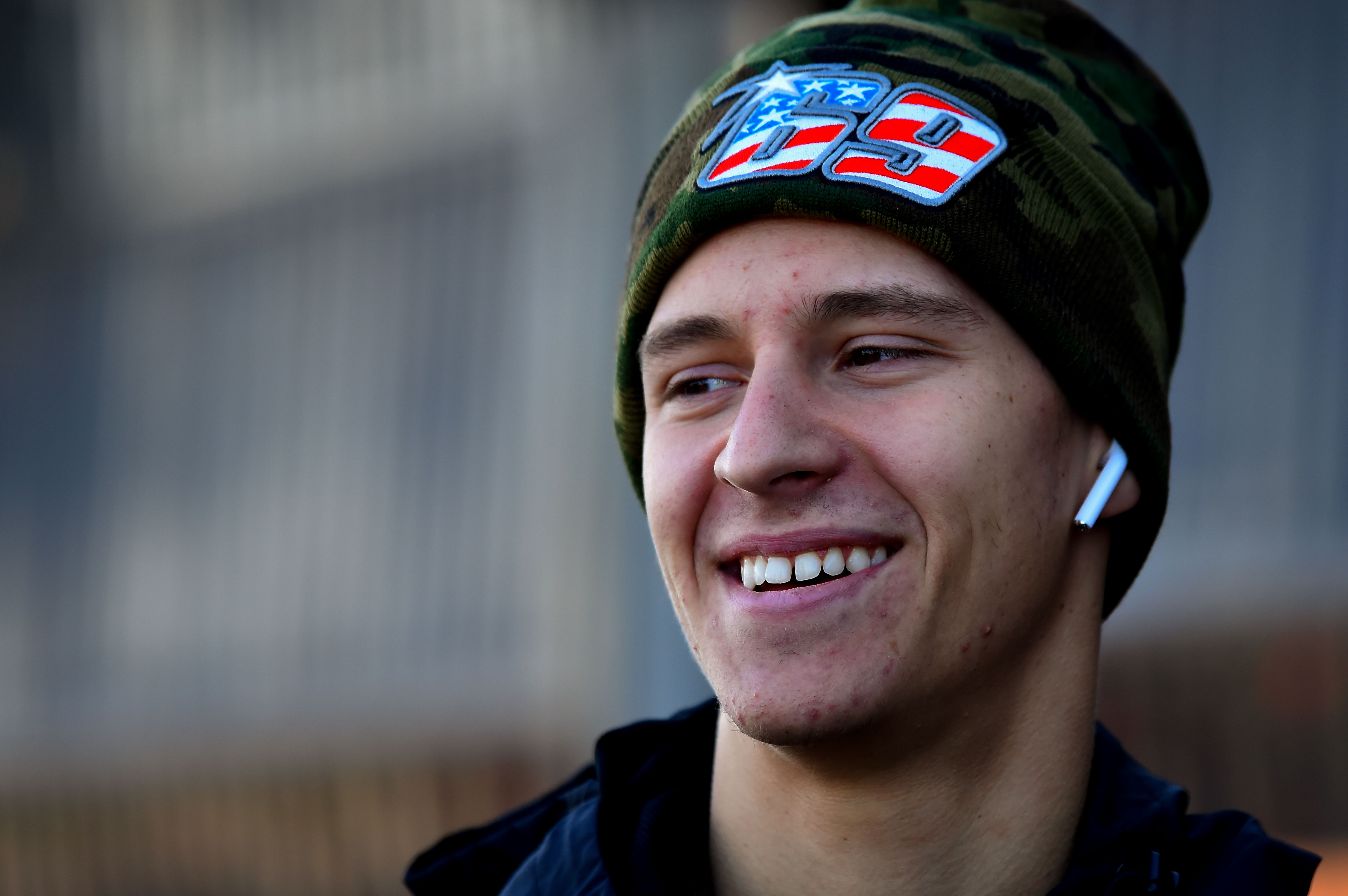 Petronas Yamaha Pembalap SRT Prancis Fabio Quartararo tersenyum di pit sebelum pengujian pra-musim, di pacuan kuda Ricardo Tormo, di Cheste 