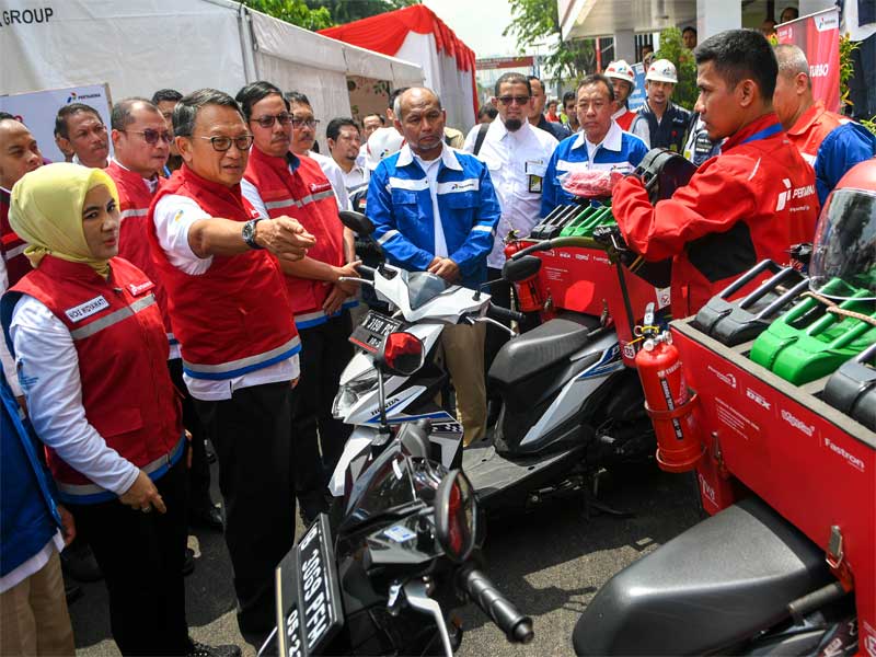 Menteri ESDM Arifin Tasrif (kedua kiri) didampingi Dirut PT. Pertamina Nicke Widyawati (kiri) berbincang dengan petugas SPBU.