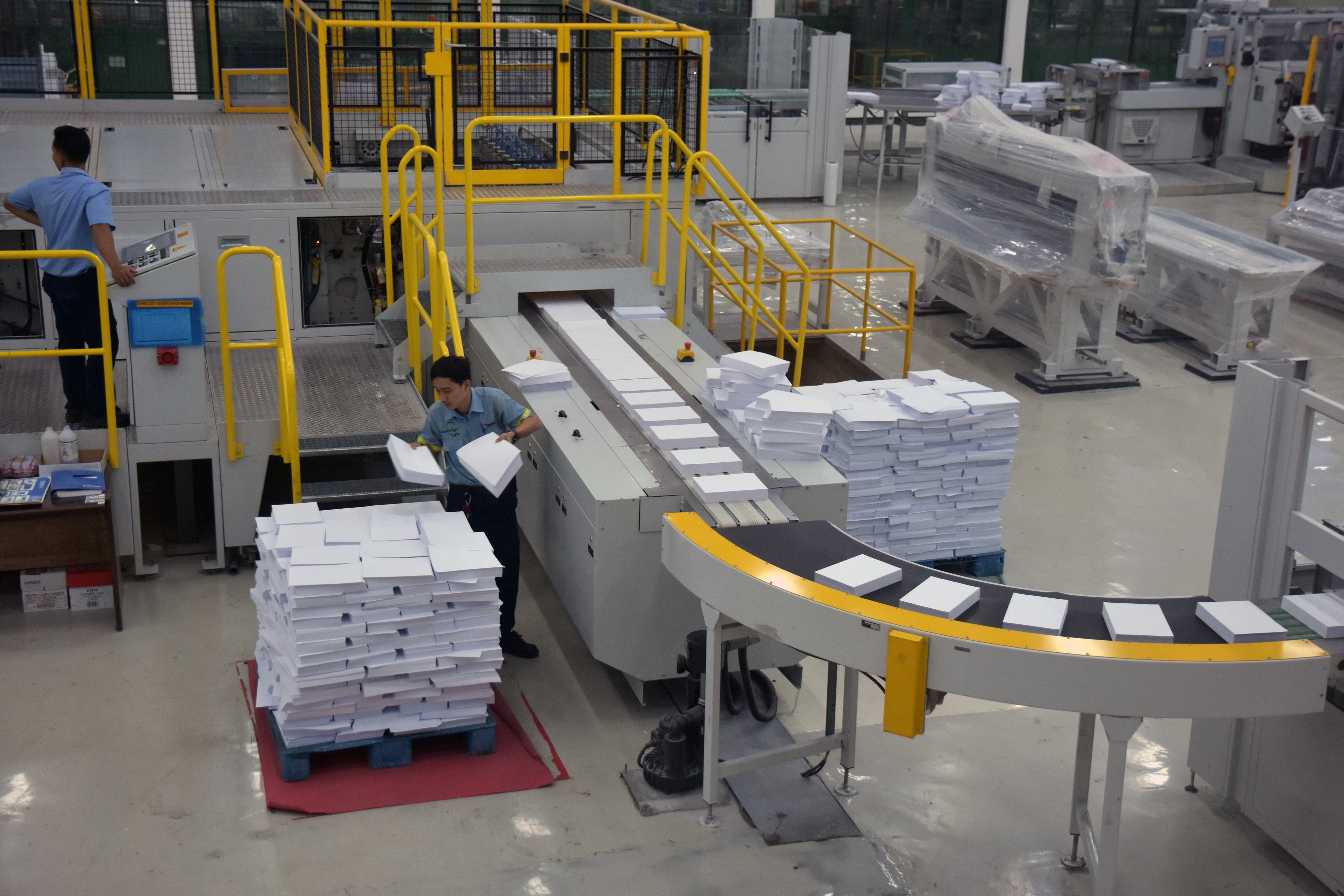 ilustrasi Sejumlah pekerja melakukan penyortiran kertas di pabrik PT Indah Kiat Pulp and Paper (Tbk) Perawang Mills di Kabupaten Siak, 