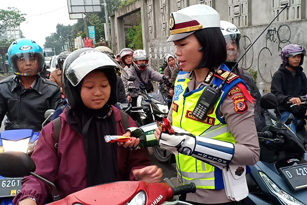 Uluran Permen Gantikan Surat Tilang
