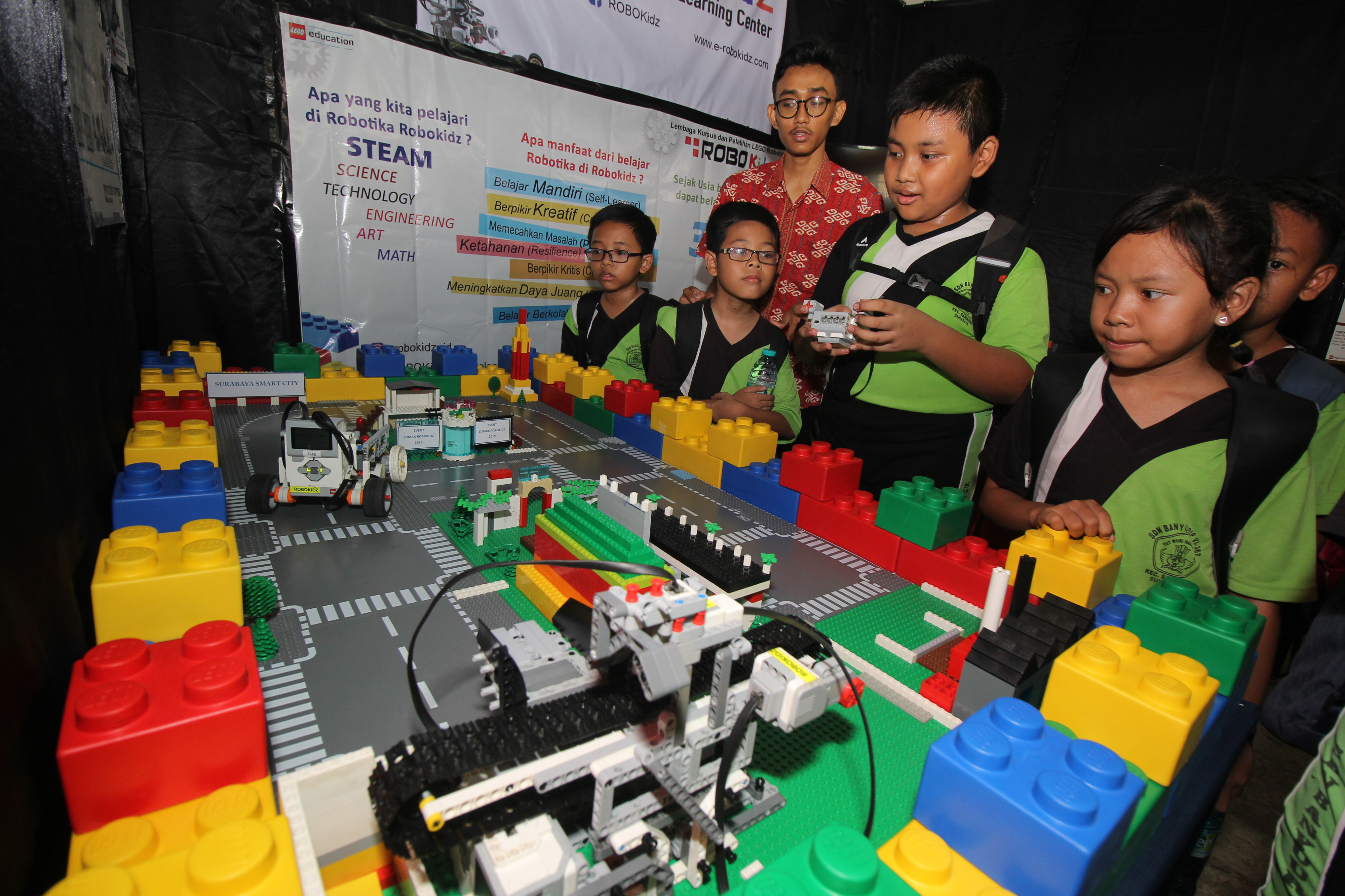 Pameran Widya Wahana Pendidikan 2019 di Surabaya, Jatim, pekan lalu, diikuti puluhan PKBM, Lembaga Kursus dan Pelatihan, dan sekolah.