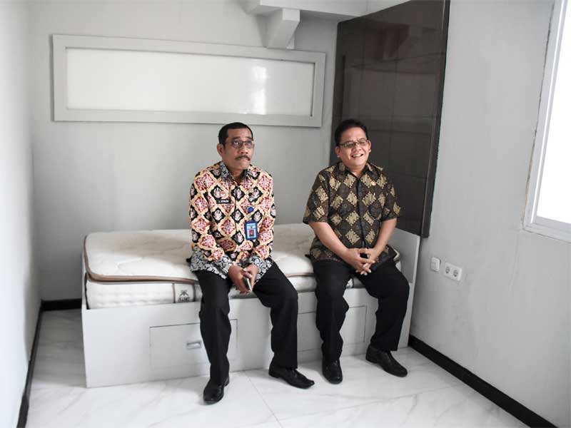 Komisioner Ombudsman RI Adrianus Eliasta Meliala (kanan) bersama Kepala Kantor Wilayah Kementerian Hukum dan Ham Jawa Barat Liberti Sitinjak