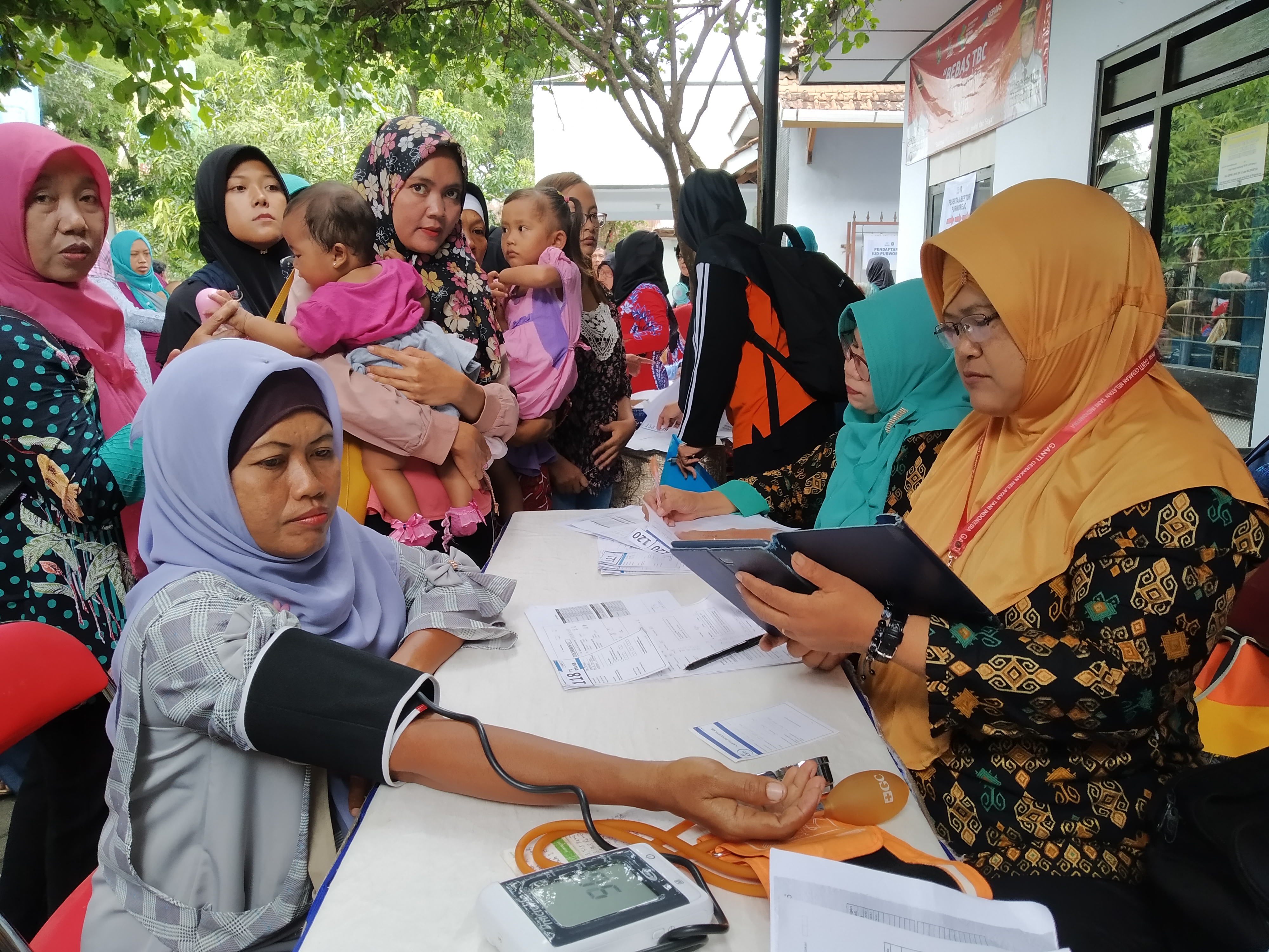 kegiatan pelayanan KB di wilayah perbatasan di Balai Penyuluh Kecamatan Bagelen, Purworejo, Jawa Tengah 