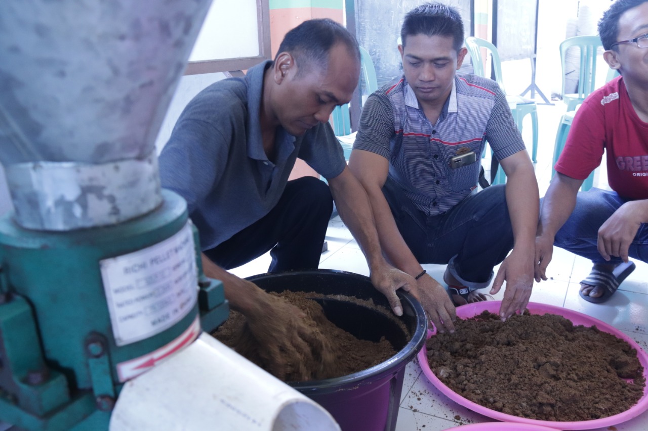 Pelatihan pembuatan pakan lele yang diselenggarakan oleh Minarak Brantas Gas Inc (MBGI), Selasa (10/12/2019).