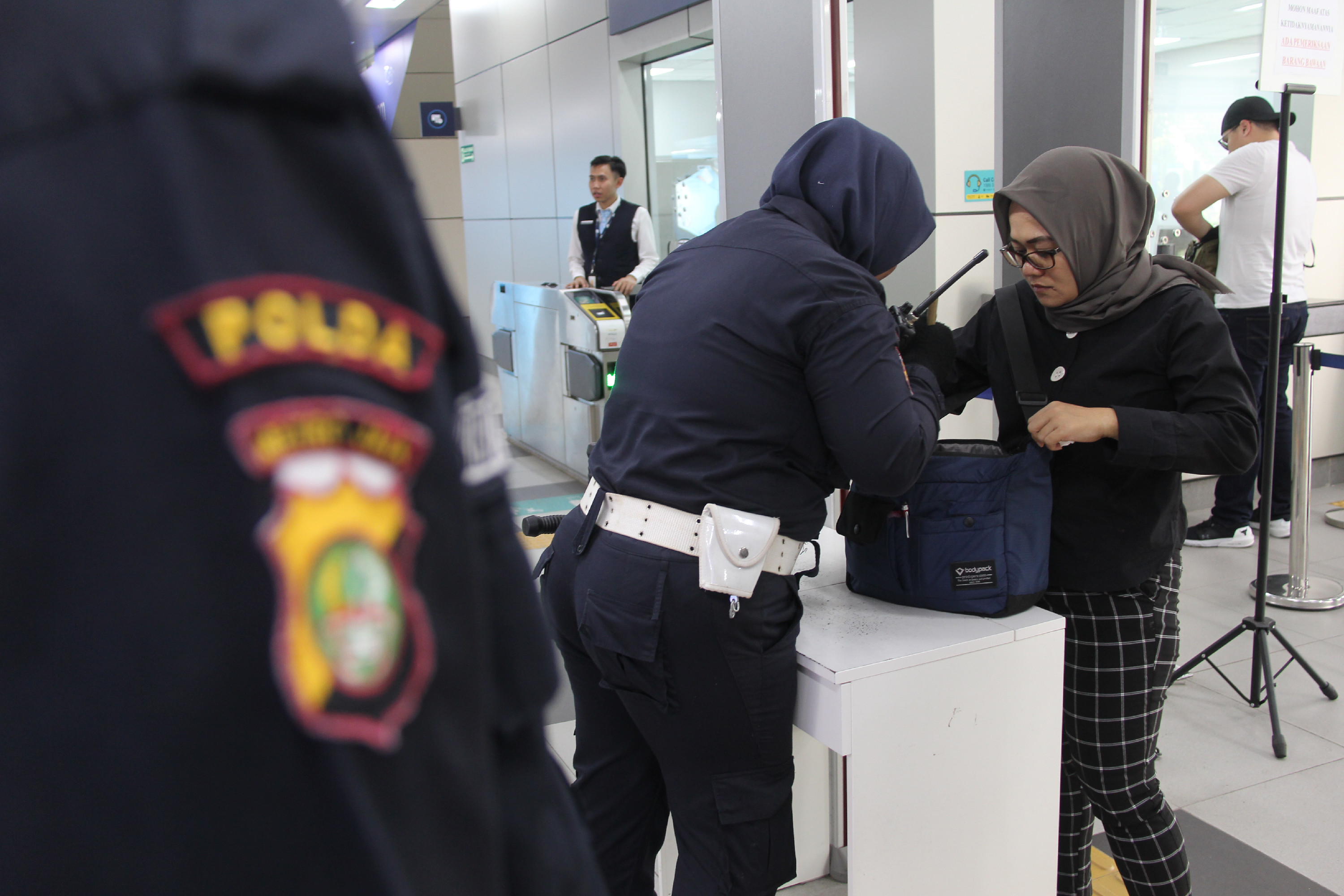  Petugas melakukan pemeriksaan barang bawaan di pintu detektor sebelum memasuki Stasiun MRT Lebak Bulus, Jakarta Selatan, 