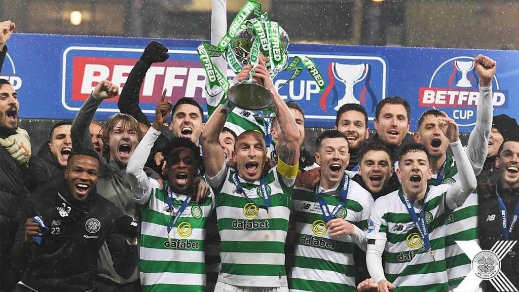 Para pemain Celtic merayakan keberhasilan mereka menjadi juara Piala Liga Skotlandia