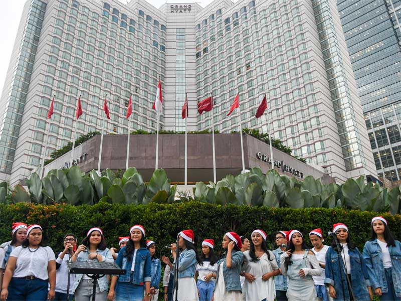 Kelompok paduan suara Christmas Carol tampil dalam perayaan Hari Natal secara terbuka di Jalur pedestrian kawasan Bunderan HI