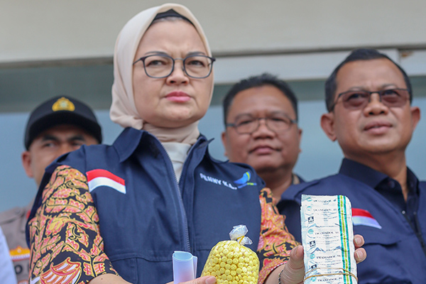  Kepala Badan Pengawas Obat dan Makanan (BPOM) Penny Lukito menunjukkan barang bukti obat ilegal