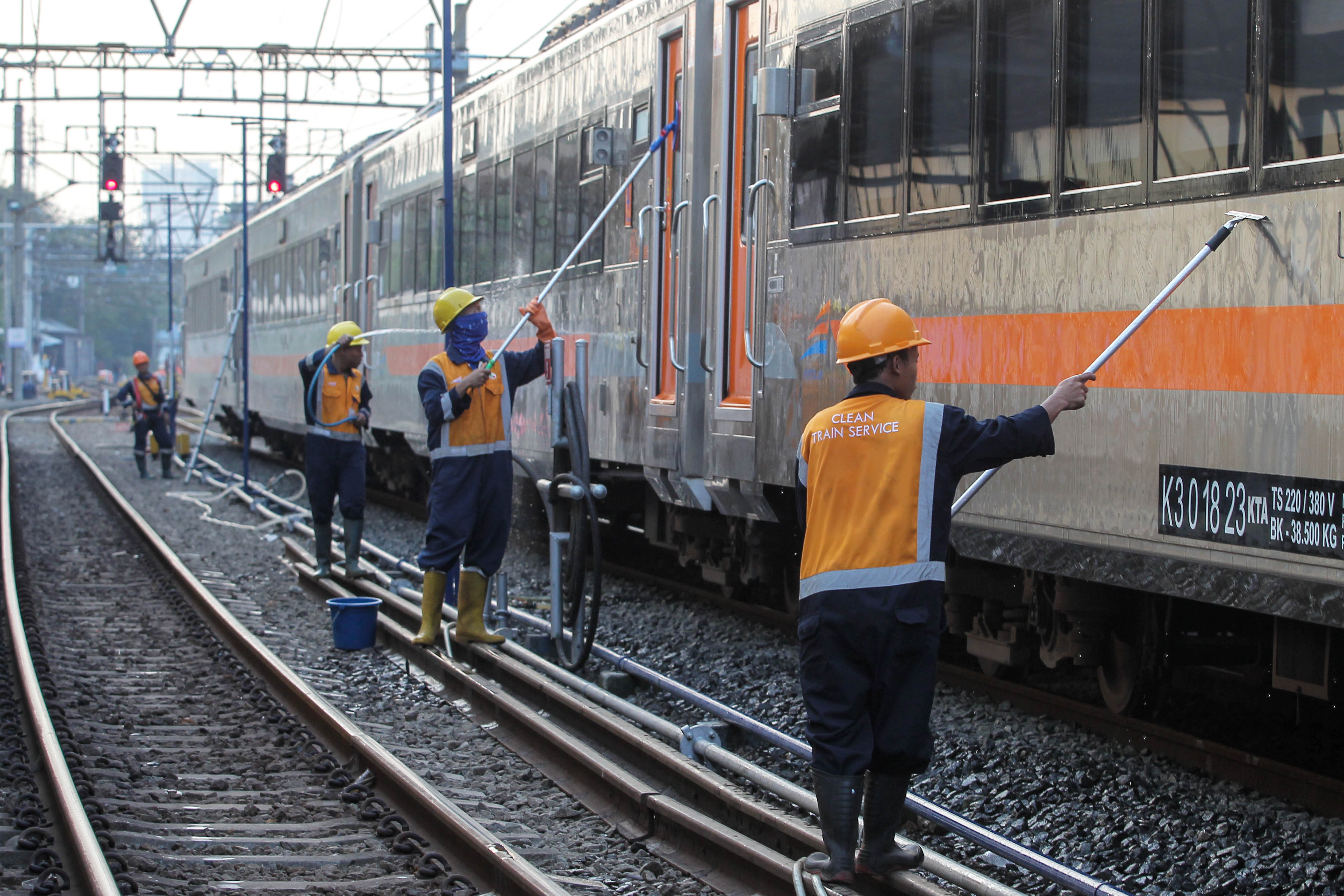 Petugas membersihkan gerbong kereta api di Stasiun Pasar Senen, Jakarta, beberapa waktu lalu. 