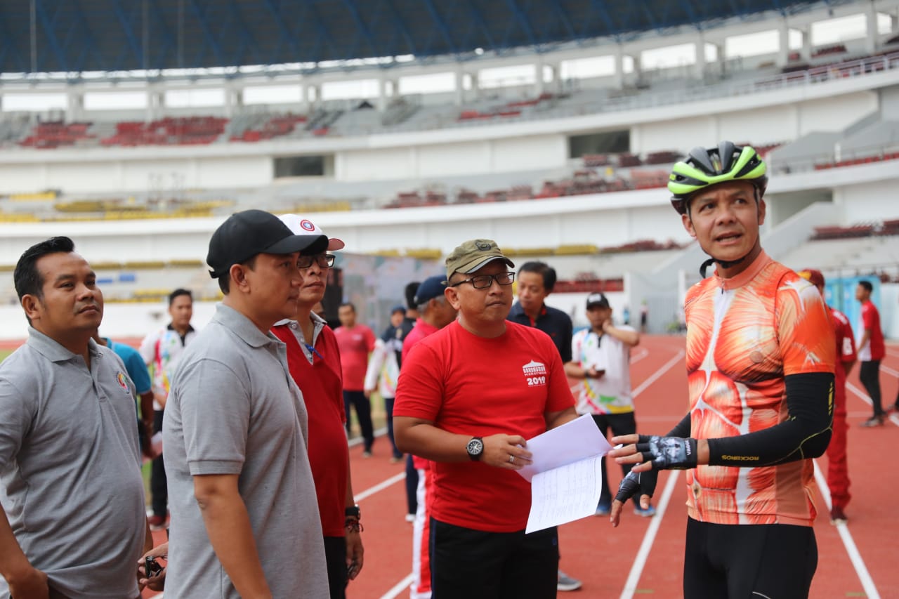 Gubernur Jawa Tengah saat mengecek pembangunan Stadion Jatidiri, Semarang, Jumat (13/12/2019).