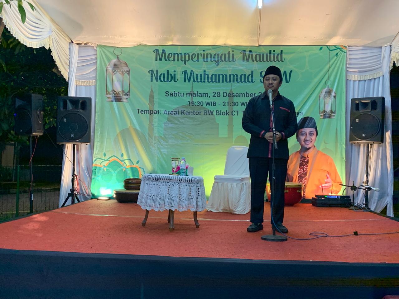  Ustaz Kiai Yusuf Mansyur saat mengisi tausiyah Maulid Nabi Besar Muhammad SAW  di Kompleks Taman Villa Meruya Jakbar, Sabtu (28/12/2019).