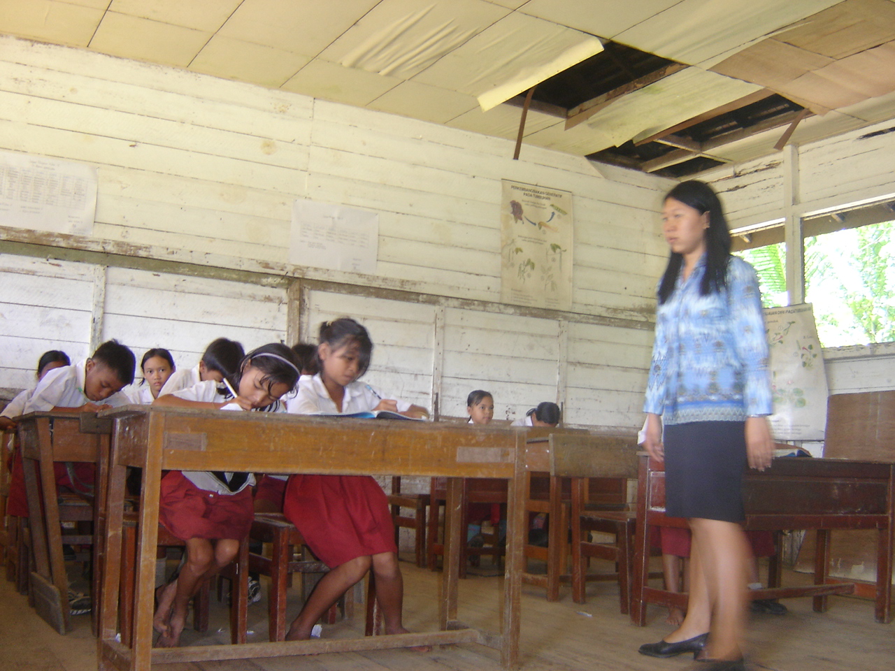 Seorang guru di pedalaman Kalteng sedang mengajar.