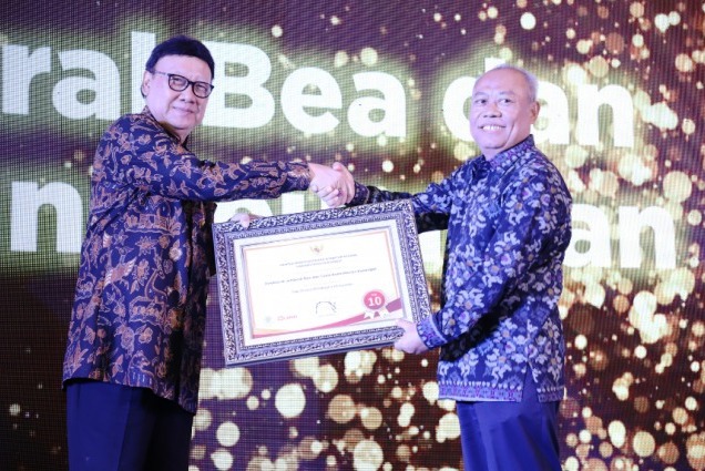 Men PAN RP Tjahyo Kumolo menyerahkan piagam penghargaan kepada Direktur Kepatuhan Internal Bea Cukai, Agus Hermawan, Senin (9/12).