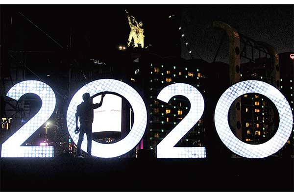 Pekerja tengah menyelesaikan proyek panggung hiburan untuk acara Tahun Baru 2020 di Bundaran HI, Jakarta Pusat, kemarin