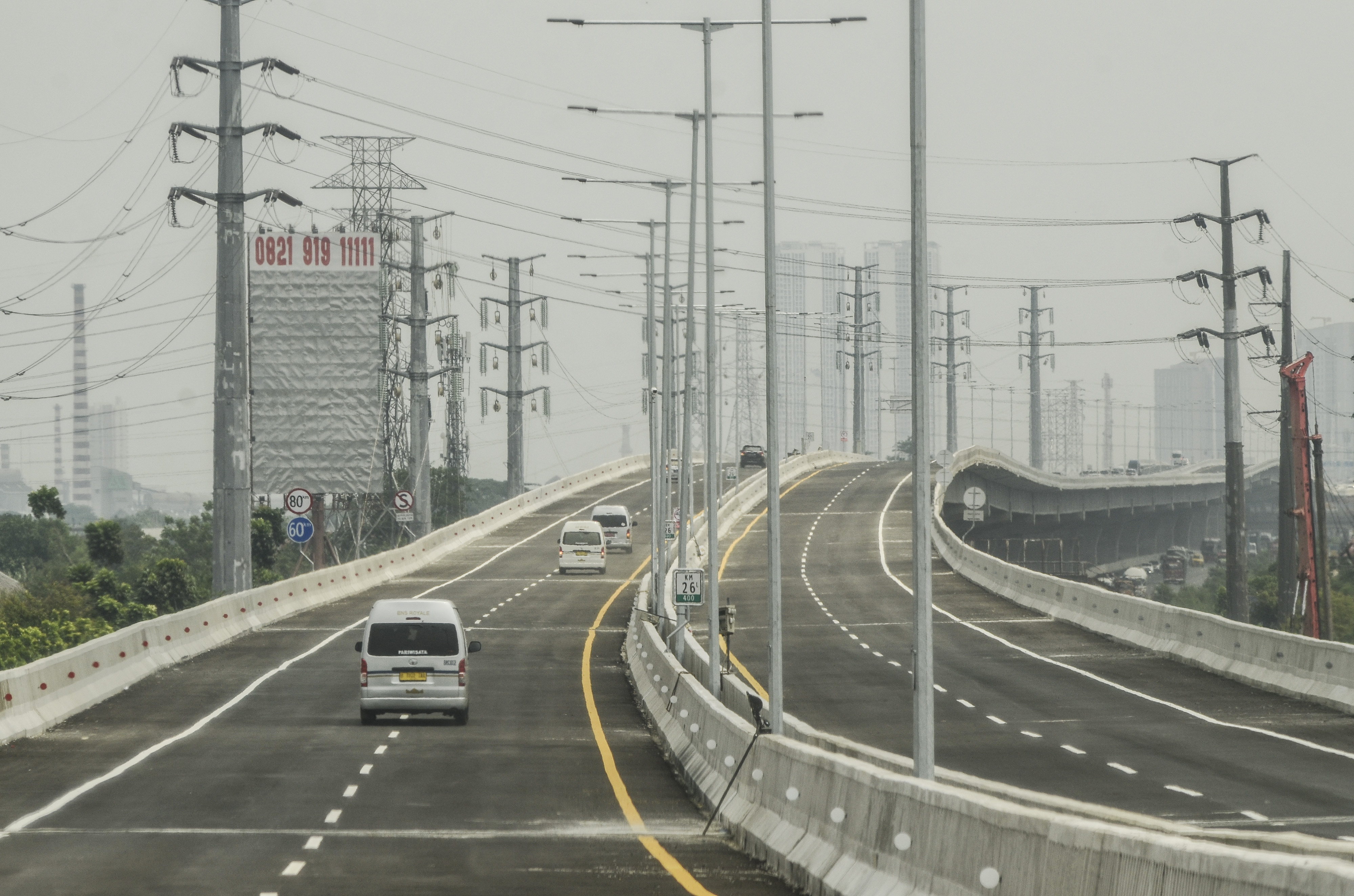 Suasana Tol Layang (Elevated) Jakarta-Cikampek Km 28, Cikarang, Kabupaten Bekasi, Jawa Barat, kemarin.