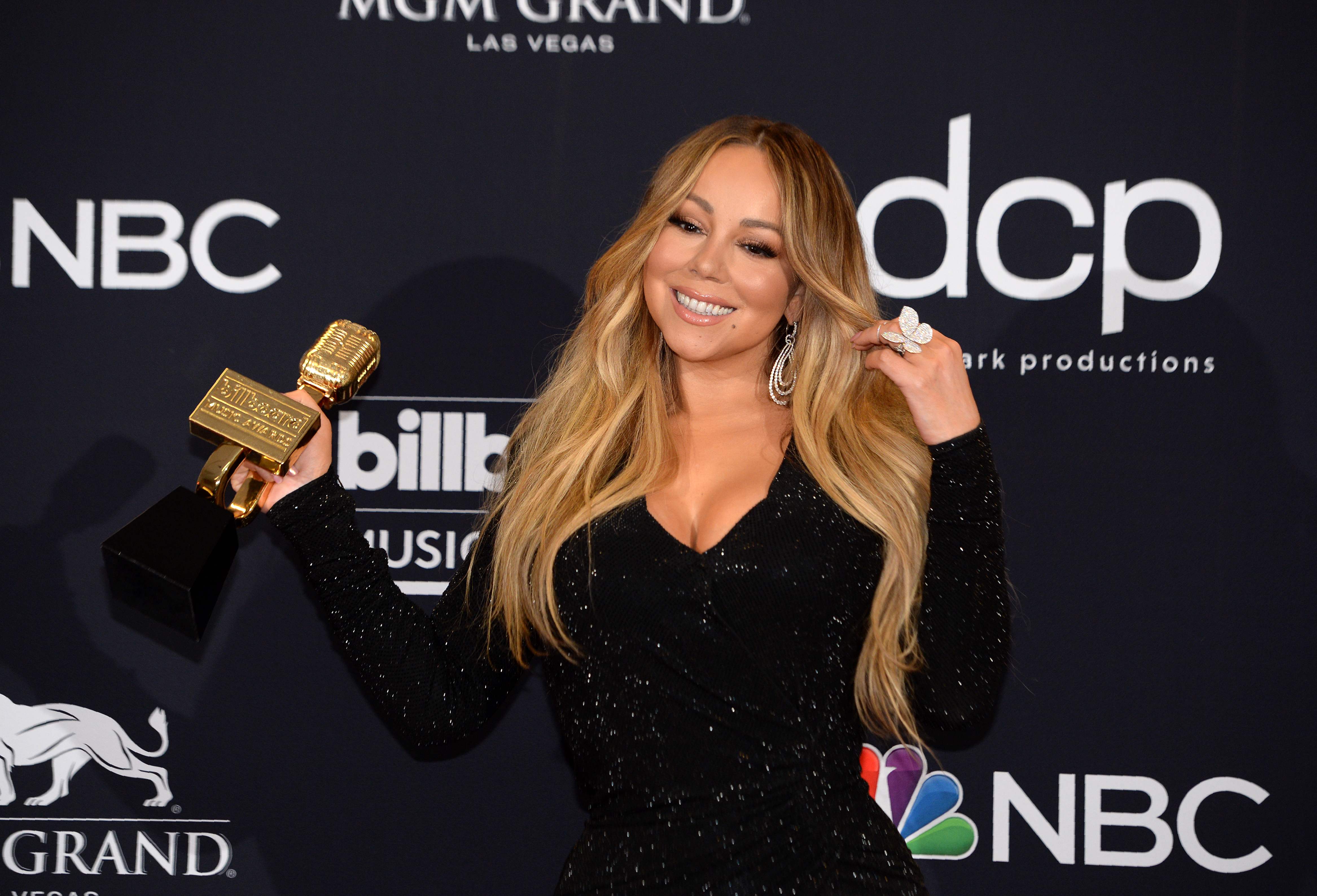 Penyanyi AS Mariah Carey berpose di ruang pers dengan Icon Award selama Billboard Music Awards 2019 di MGM Grand Garden Arena  