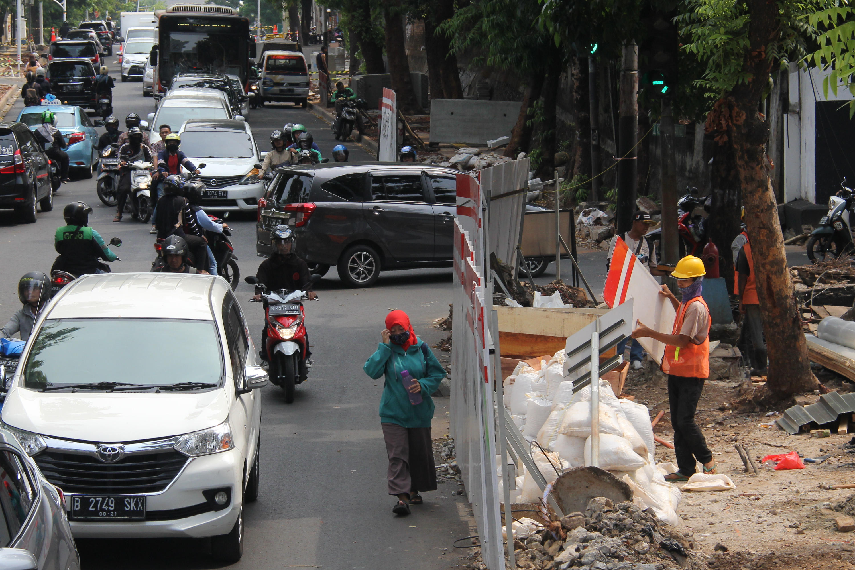 Pekerja tengah menyelesaikan proyek revitalisasi trotoar di kawasan Kemang, Jakarta Selatan, Selasa (29/10).