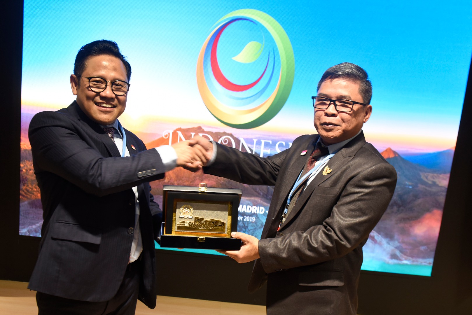  Wamen KLHK Alue Dohong (kanan) menyerahkan cindramata kepada Wakil Ketua DPR Muhaimin Iskandardi  Indonesia Paviliun COP 25 UNFCCC Madrid.
