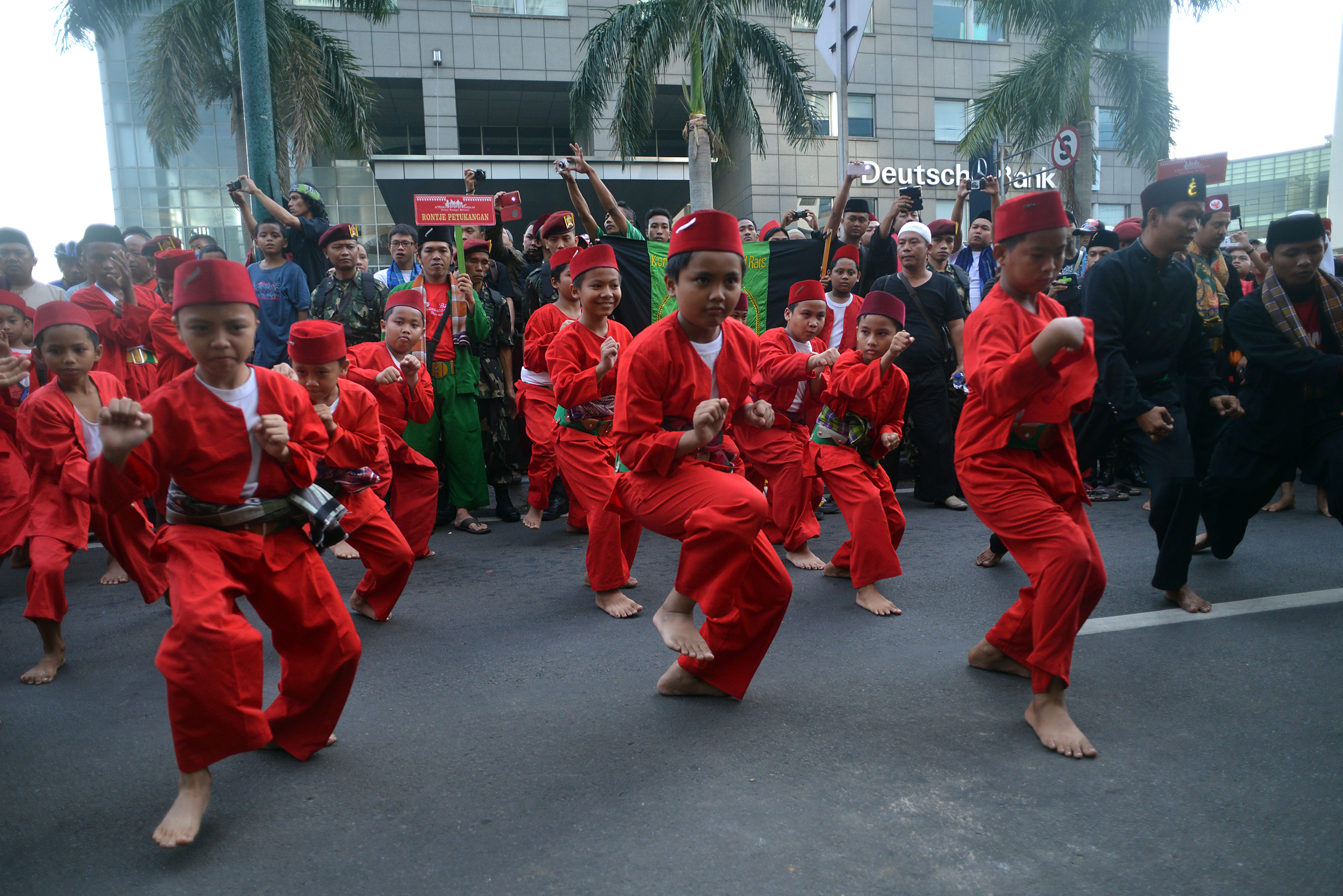Pesilat menunjukkan kebolehannya dalam gelaran Pangsi Betawi pada hari bebas kendaraan bemotor di kawasan Thamrin, Jakarta Pusat,