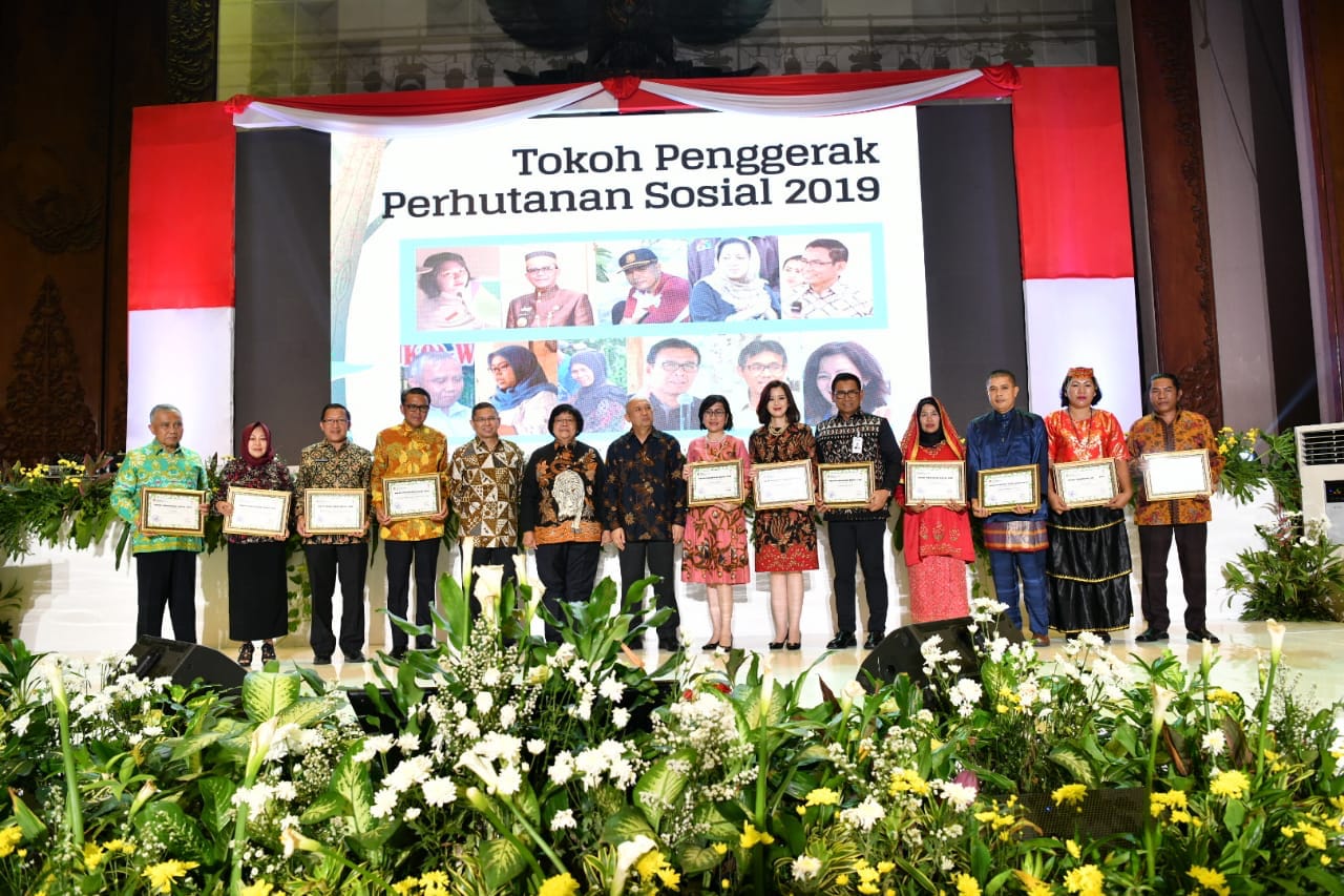 Menteri LHK Siti Nurbaya dan Menteri Koperasi dan UKM Teten Masduki memberikan Nurdin penghargaan sebagai Tokoh Perhutanan Sosial 2019.