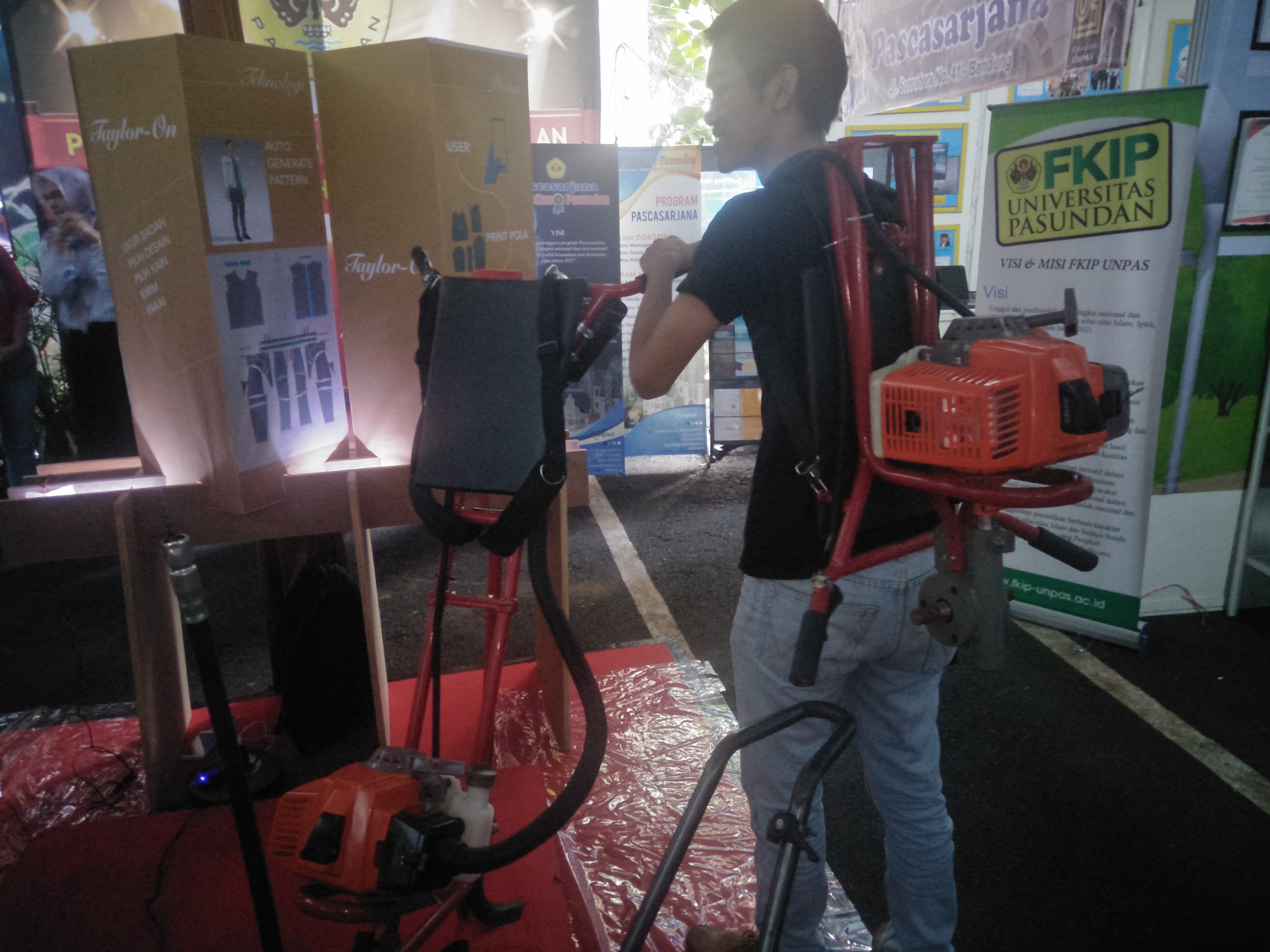 Seorang mahasiswa Universitas Pasundan Bandung memperagakan cara kerja traktor hasil inovasi mereka di Bandung, Jabar, Senin (23/12).