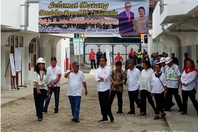 Presiden Joko Widodo meninjau Pasar Djohar, Semarang, Jawa Tengah pada Senin (30/12/2019)