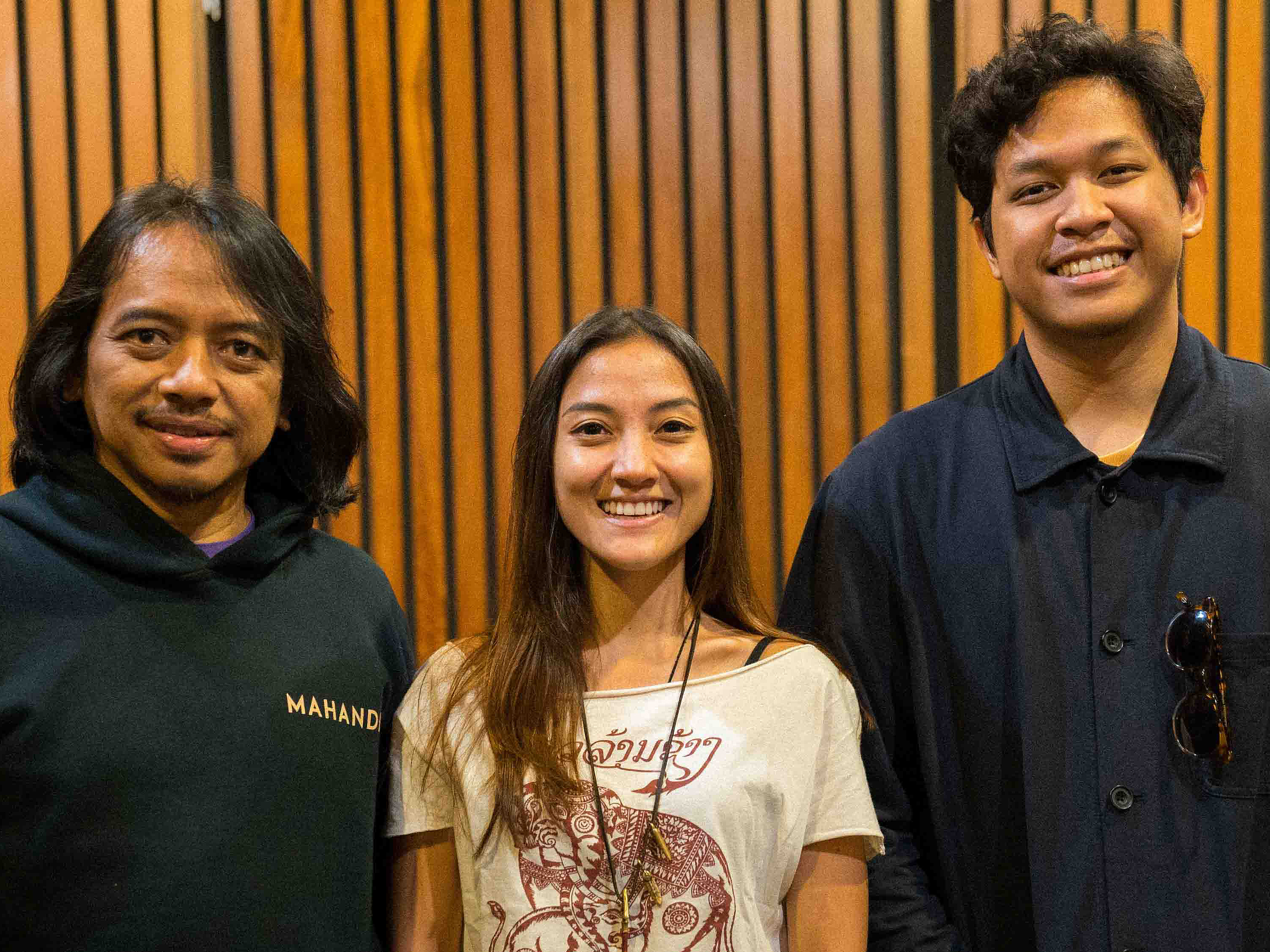 Dewa Budjana, Asteriska, dan Baskara Putra, berkolaborasi dalam lagu Mata Semesta.