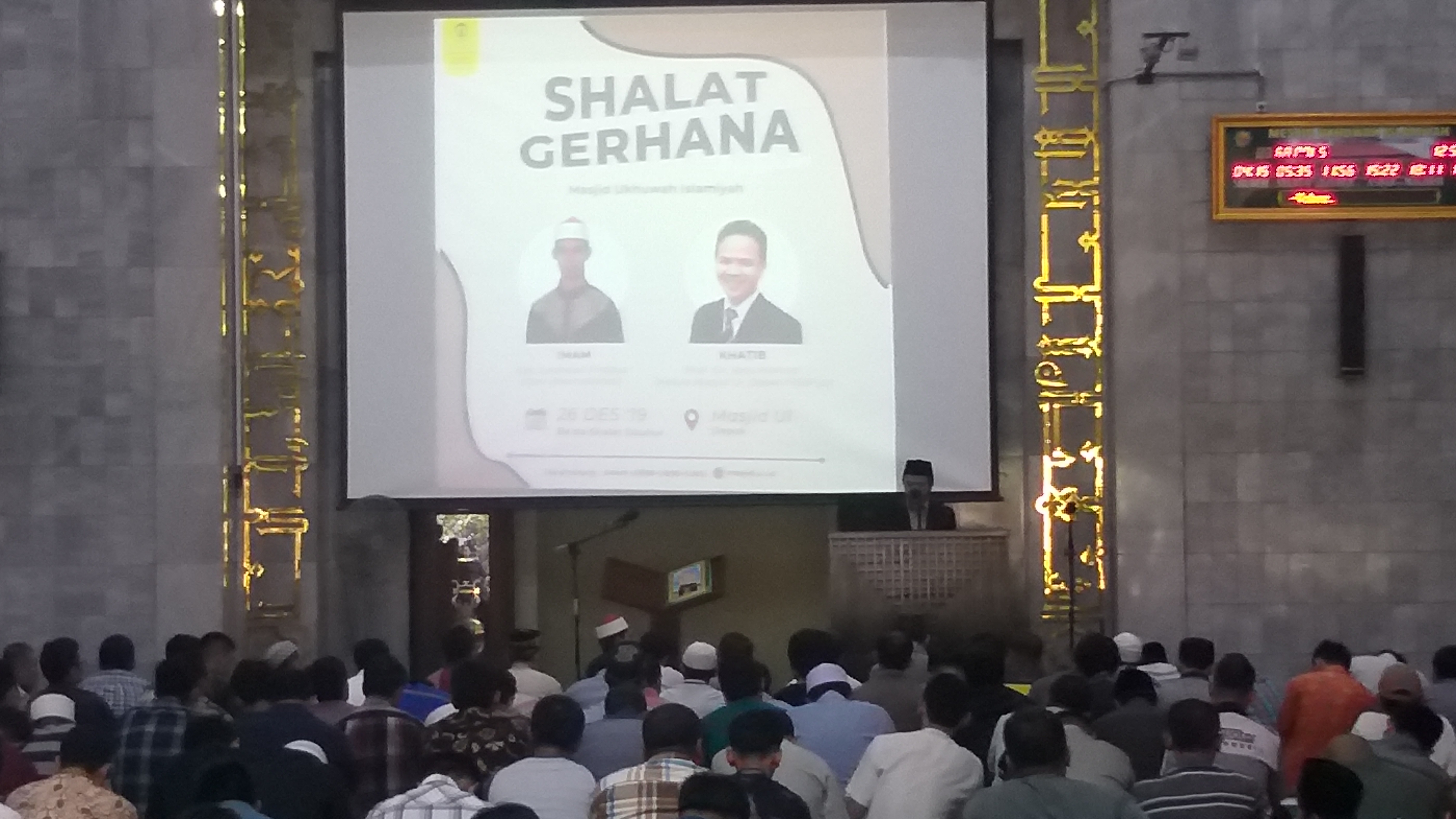 Suasana salat kusuf di Masjid Universitas Indonesia