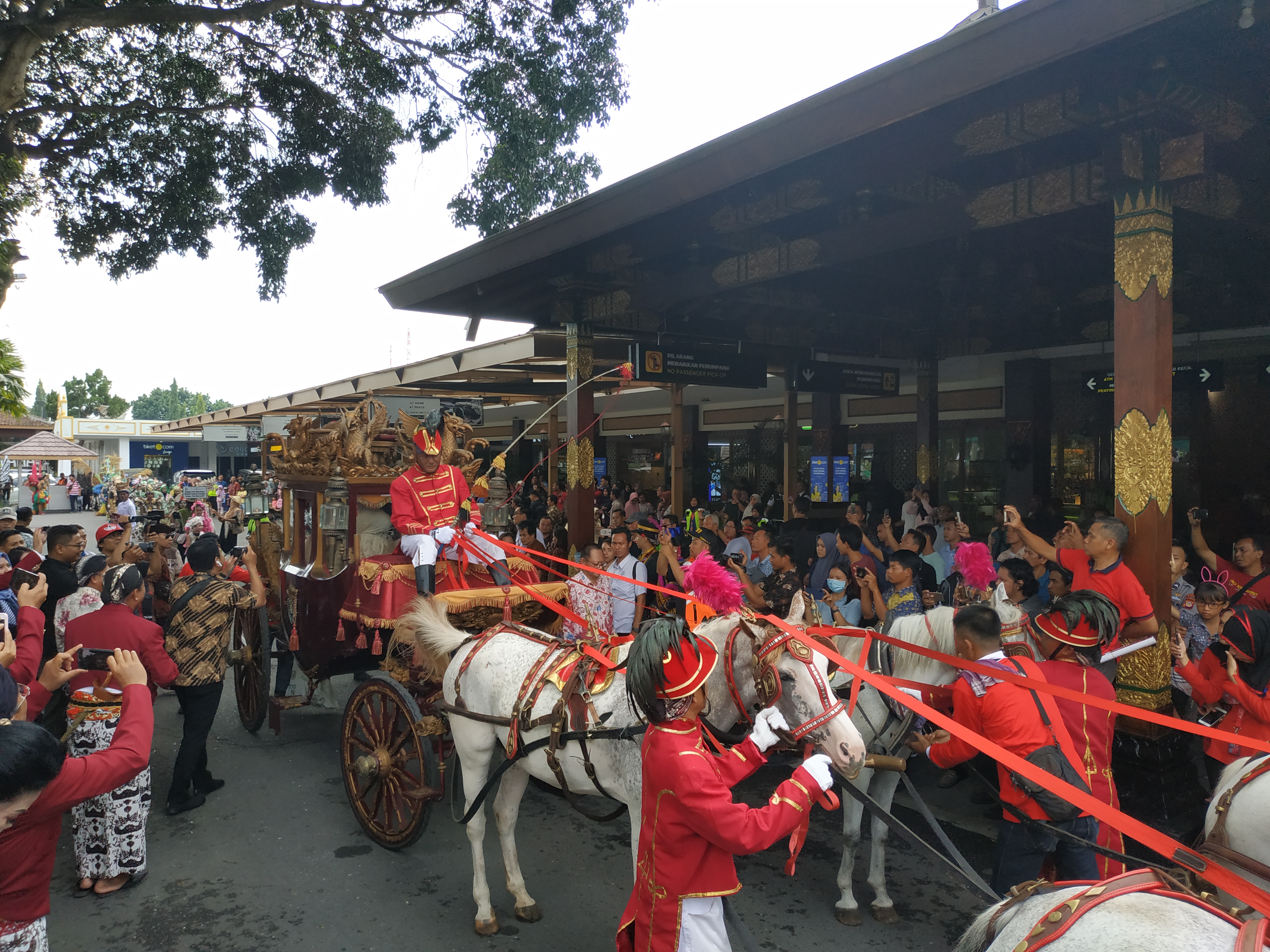 Kirab budaya di Bandara Adisutjipto Yogyakarta sebagai penanda tutup tahun 2019, Selasa (31/12/2019).