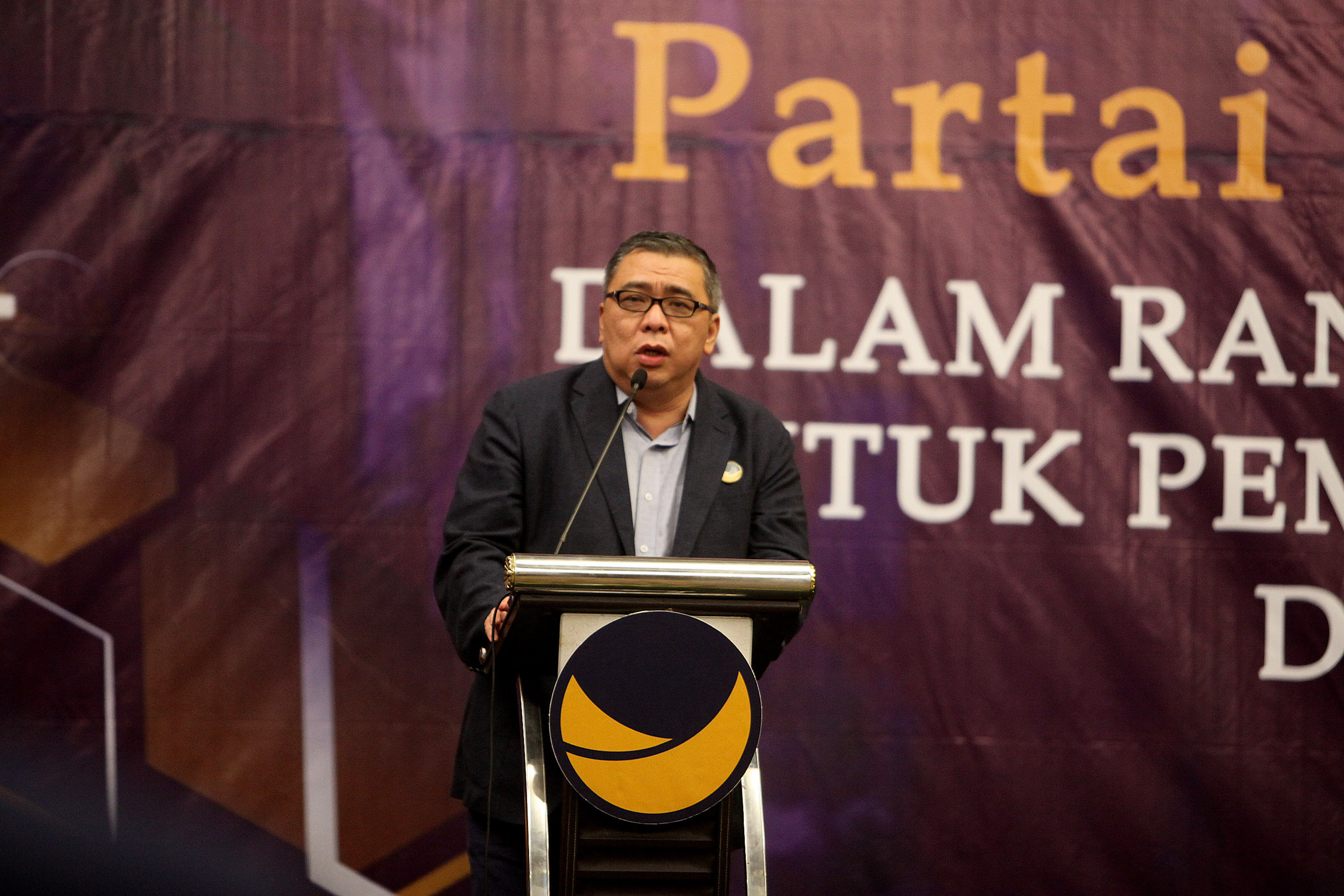 Waketum Partai NasDem Ahmad Ali menyampaikan pidato di depan ratusan kader partai dalam rapat konsolidasi Partai NasDem Se-Prov Riau