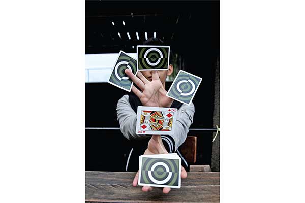 Anggota Indonesian Card Artist menunjukkan beberapa trik di Sky Terrace Liberta Kemang, Jakarta, Minggu (8/12/2019).